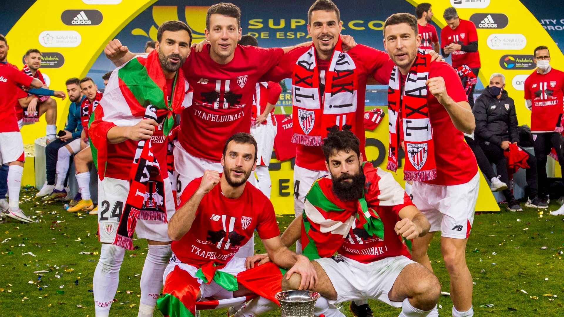 Los integrantes de Orsai celebran la Supercopa en La Cartuja