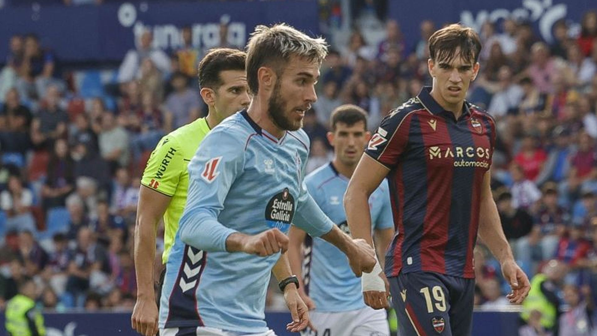 Óscar Mingueza ante Carlos Espí