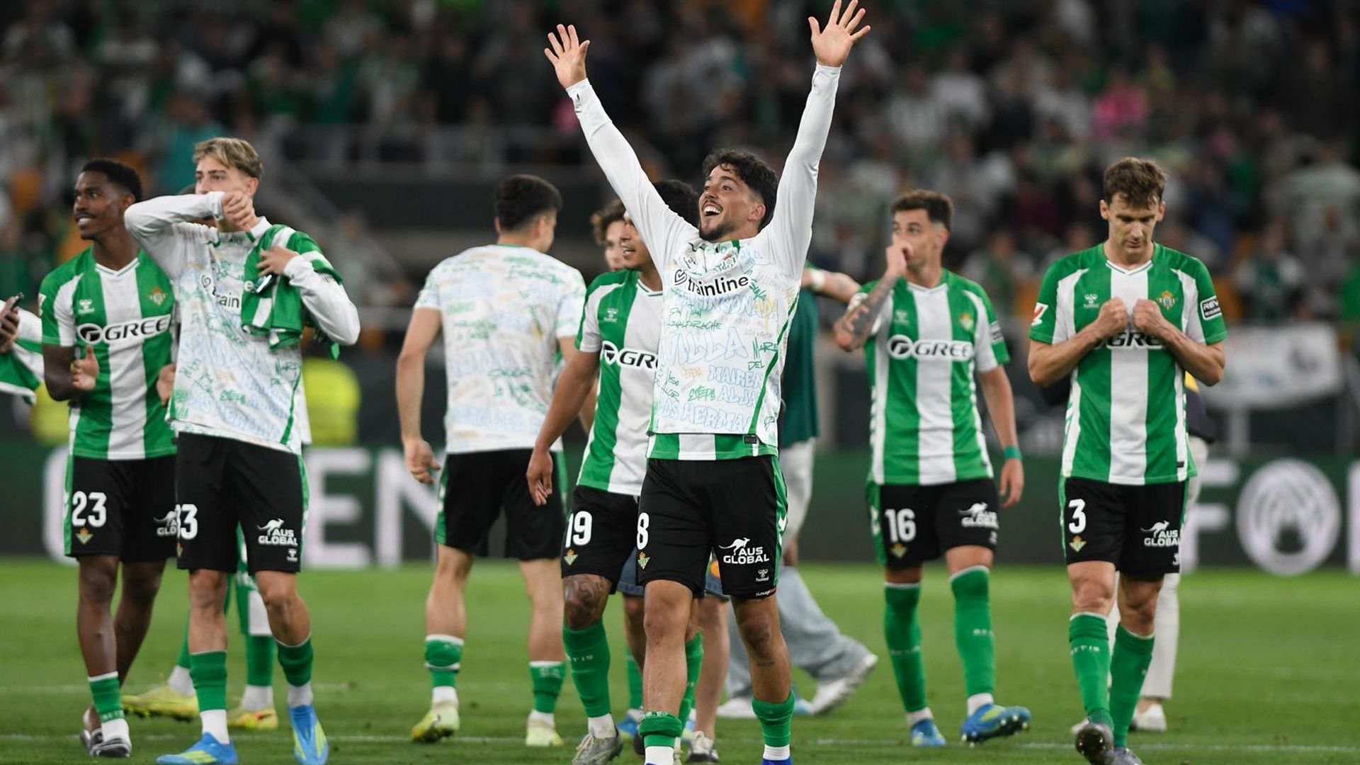 Pablo Fornals celebra la clasificación para Champions del Betis