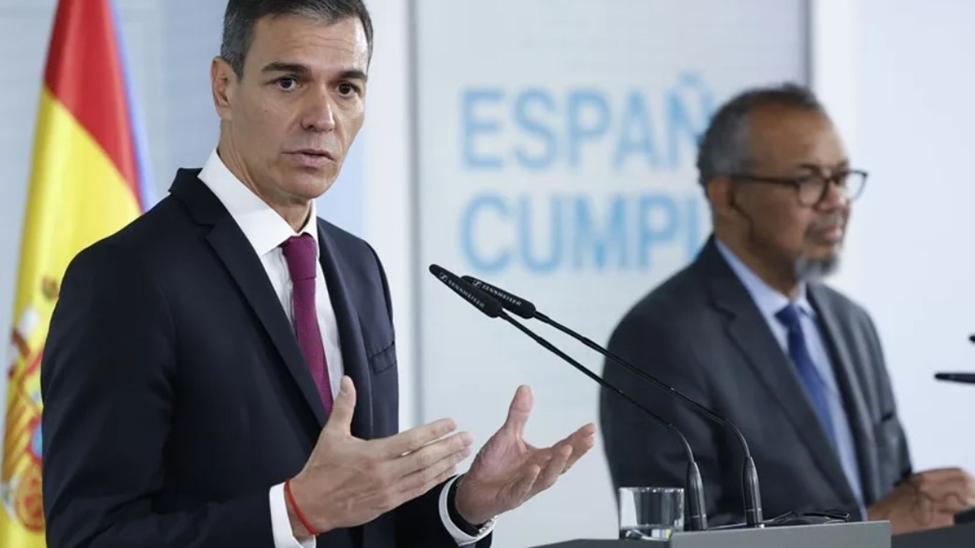España recibe aplausos de la OMS por la gestión de la crisis del hantavirus mientras PP y Vox lo critican