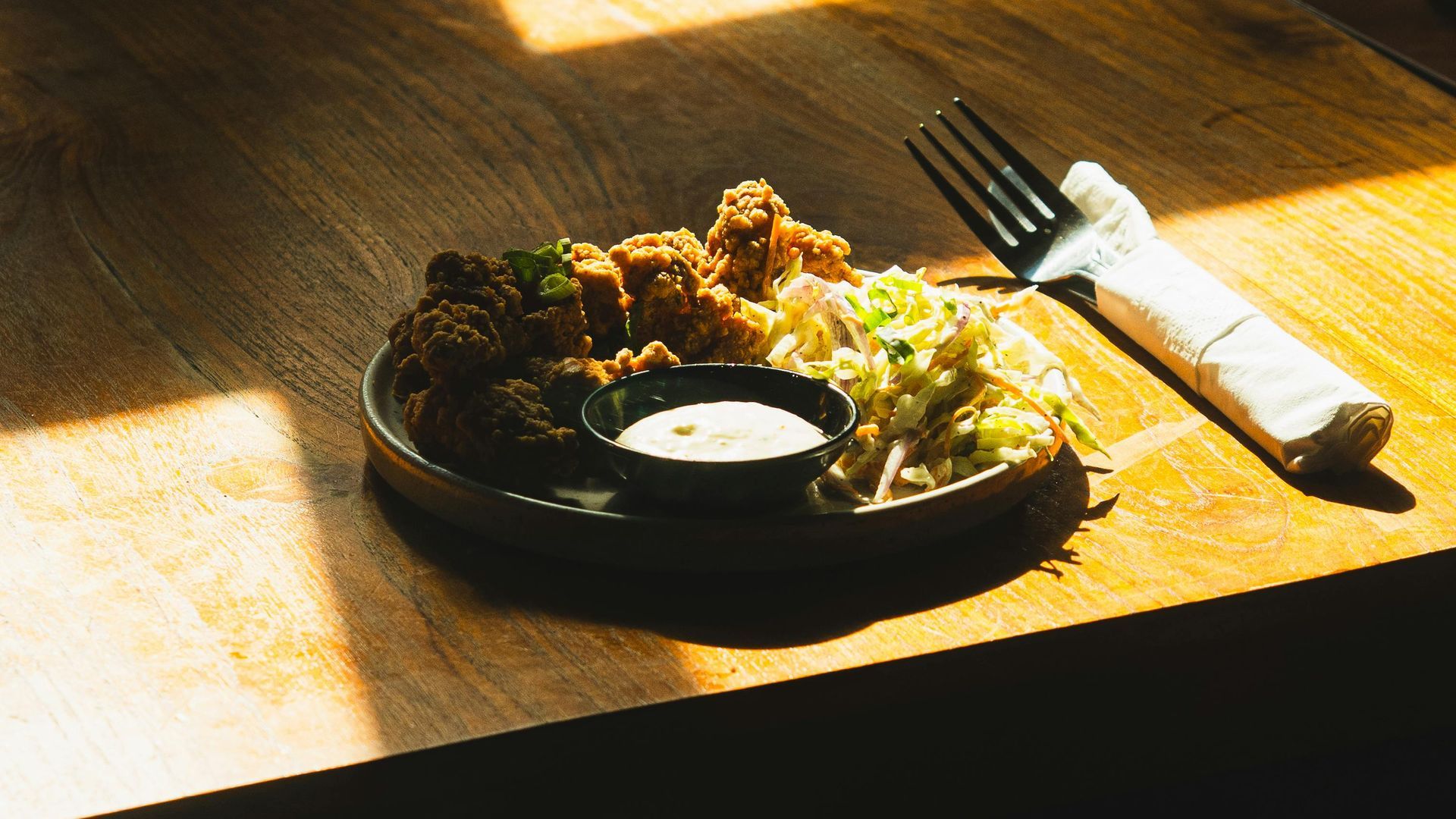 Un plato de comida iluminado por la luz solar.