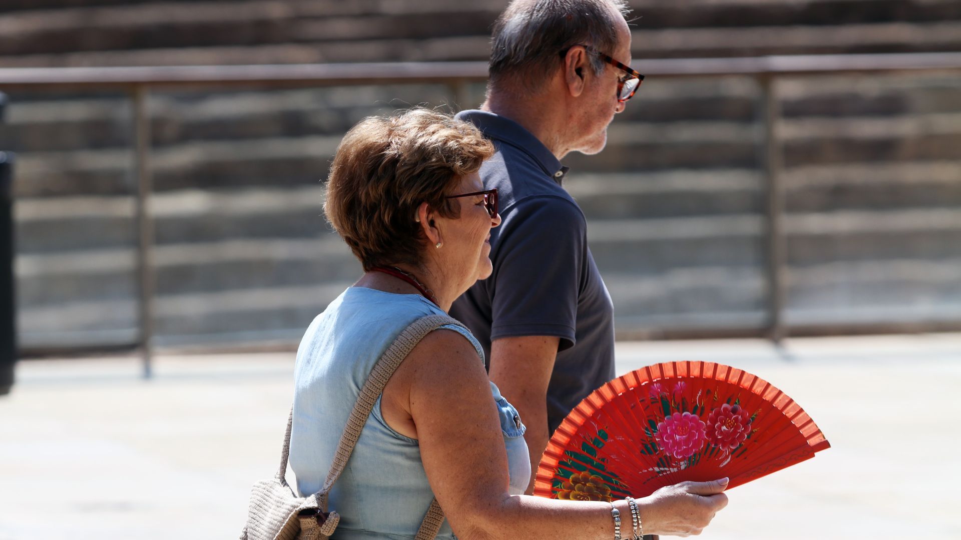 Unas personas paseando por Málaga en verano