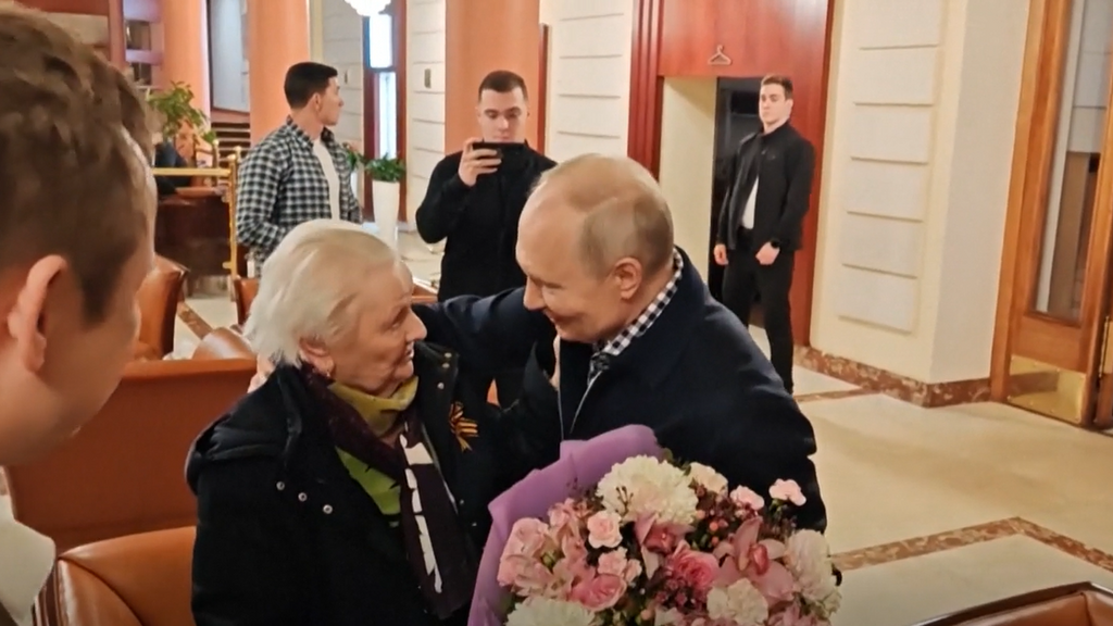 Vladímir Putin saca su lado más cercano: sorprende a su profesora del colegio con un ramo de flores y la invita a cenar