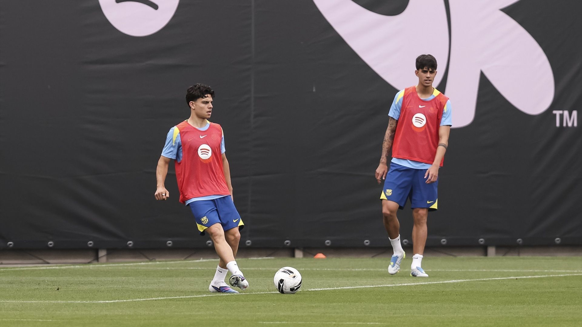 Xavi Espart y Marc Bernal entrenan con el Barcelona Xavi Espart y Marc Bernal entrenan con el Barcelona