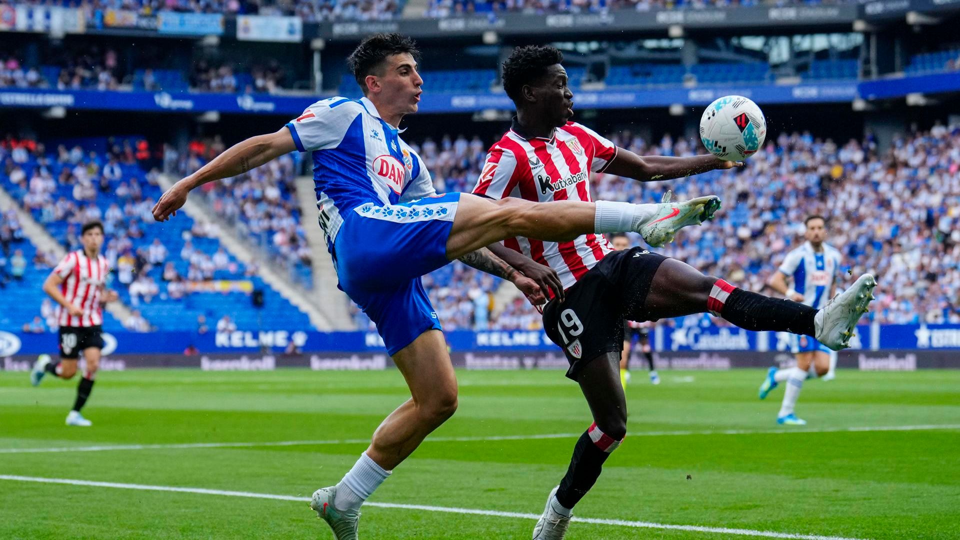 Adama Boiro lucha ante el Espanyol en Cornellá Adama Boiro lucha ante el Espanyol en Cornellá