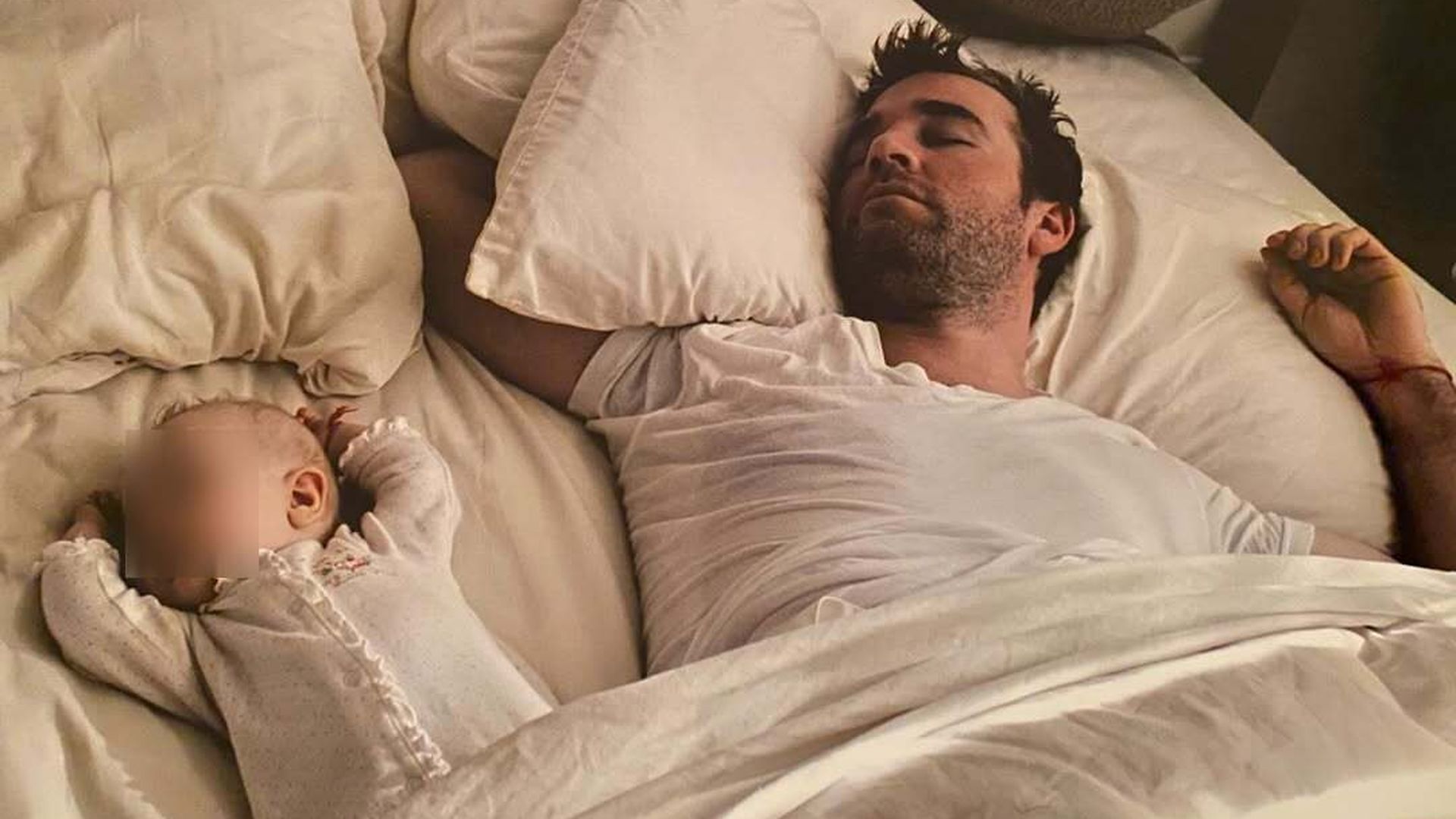 El fallecido James Van Der Beek con uno de sus hijos
