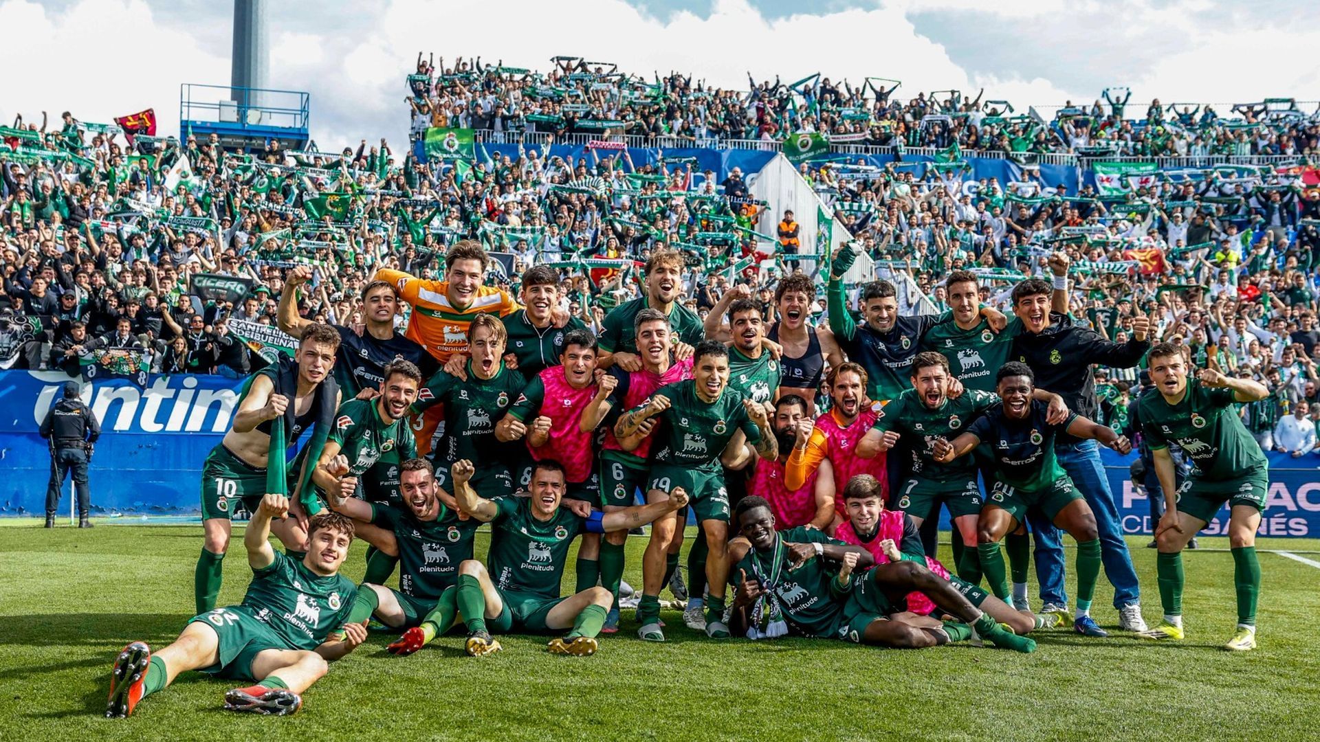 El R. Racing Club lidera LALIGA HYPERMOTION y se acerca al sueño de volver a la máxima categoría