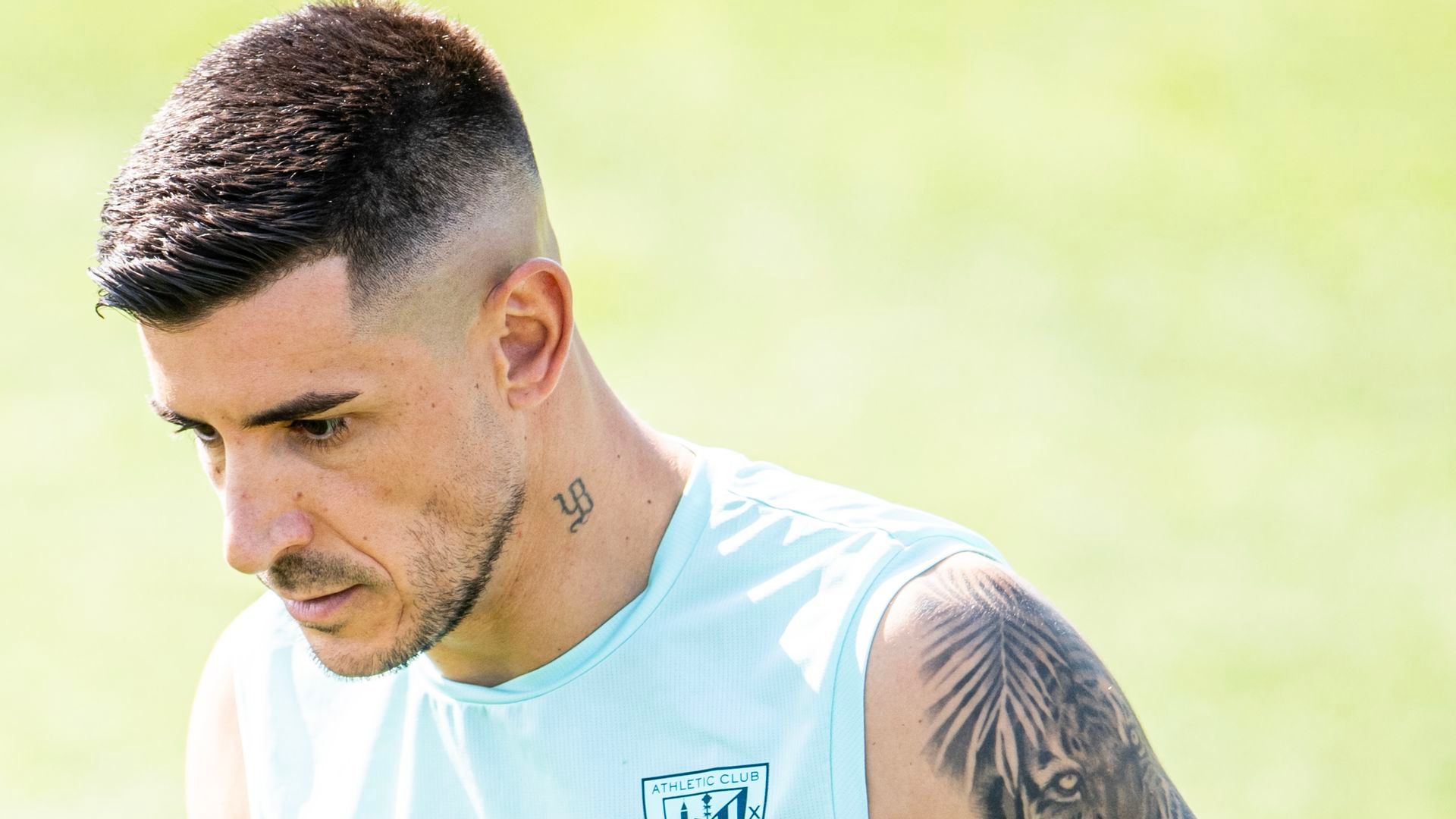 Gesto serio de Yuri Berchiche en un entrenamiento en Lezama