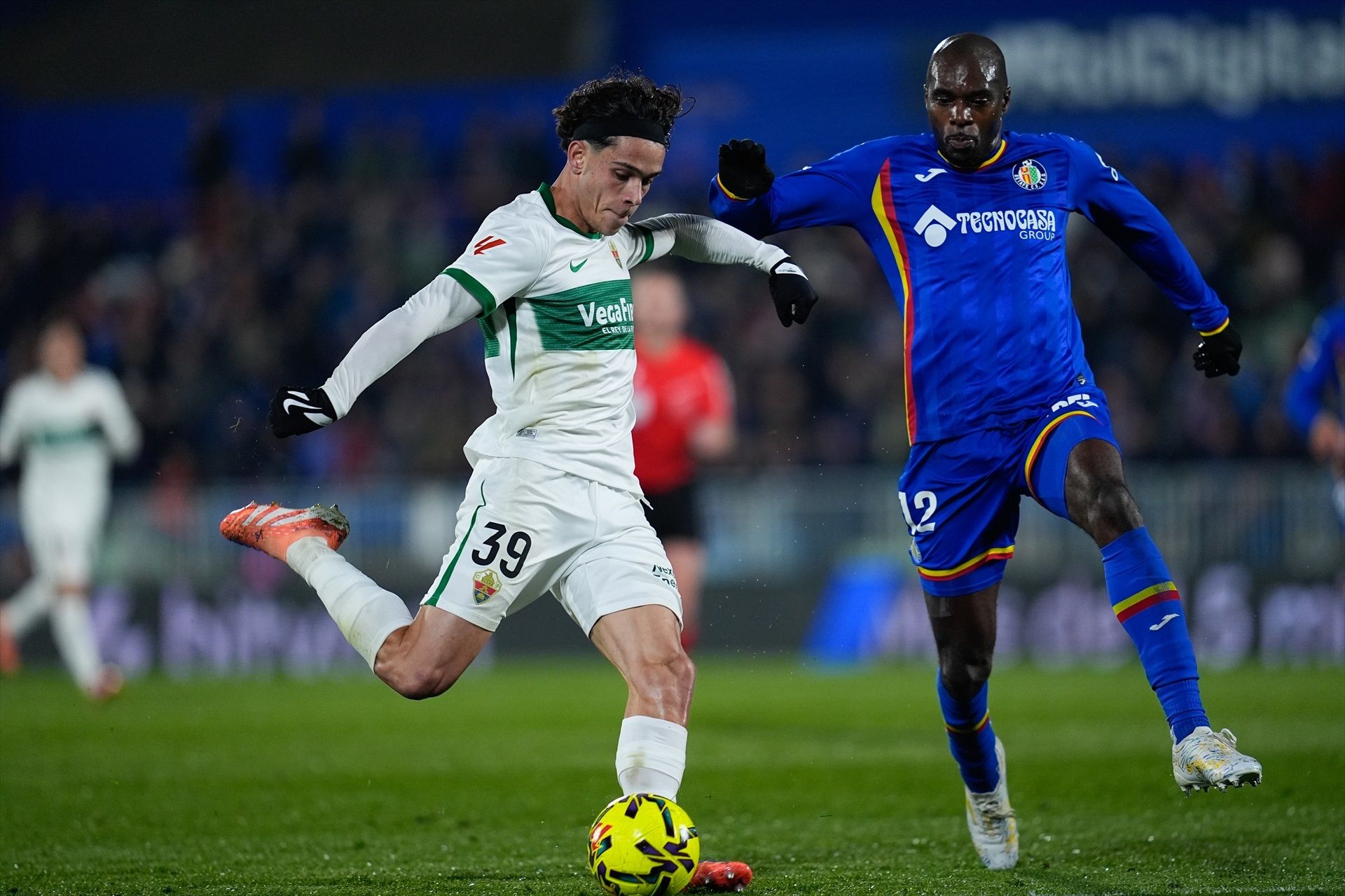 Héctor Fort y Allan Romeo Nyom durante el Getafe - Elche de la primera vuelta