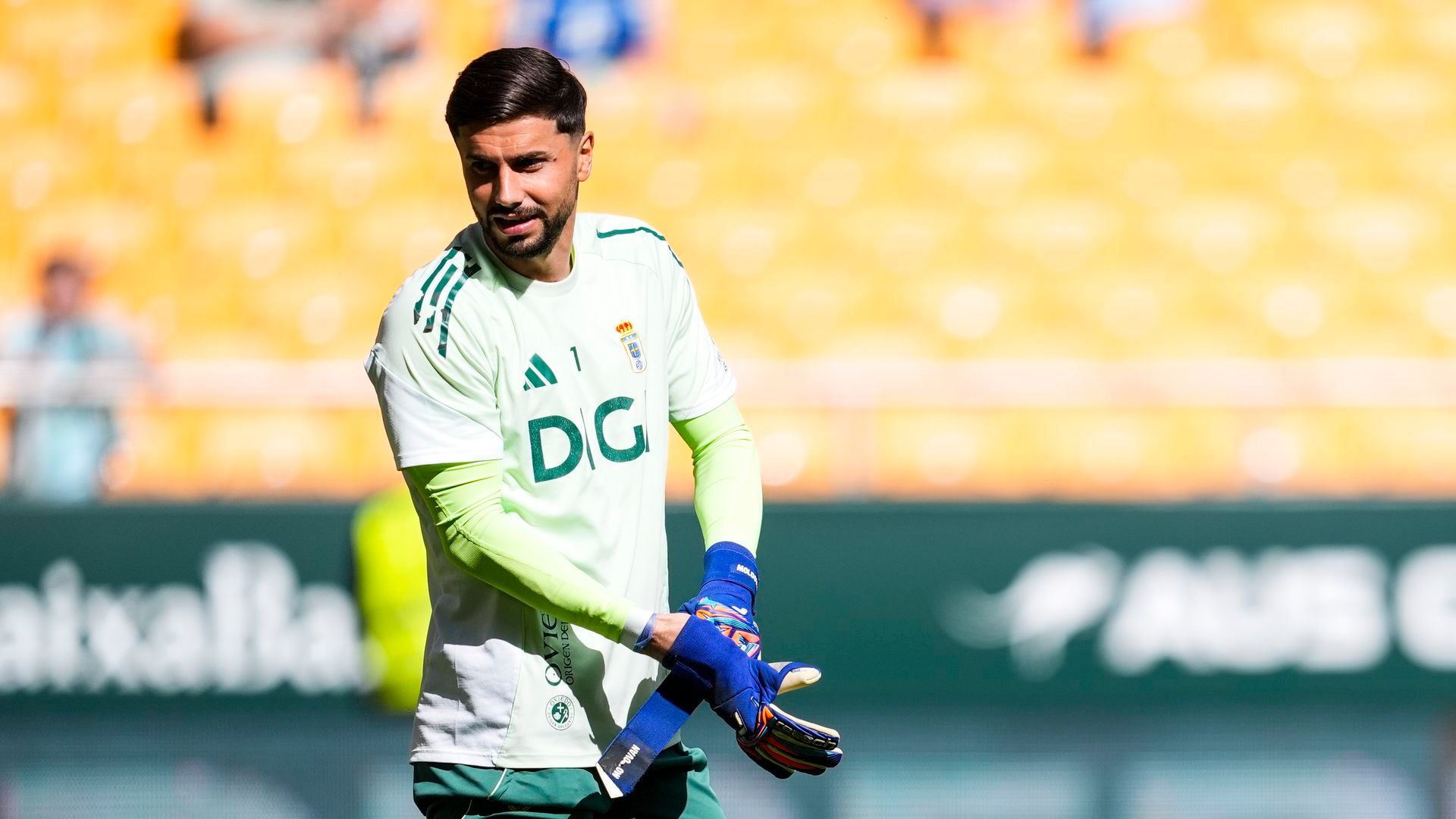Horatiu Moldovan en el calentamiento con el Real Oviedo