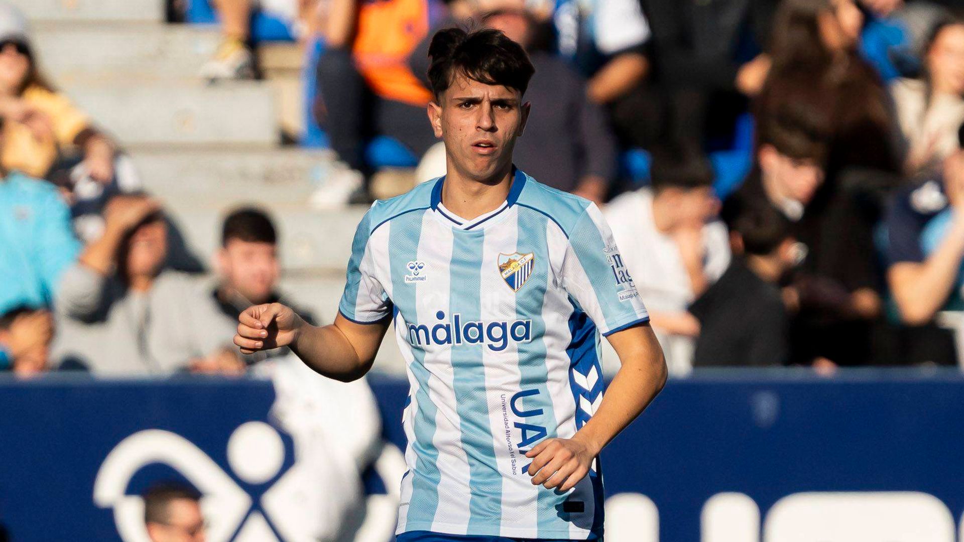 Izan Merino durante un partido con el Málaga