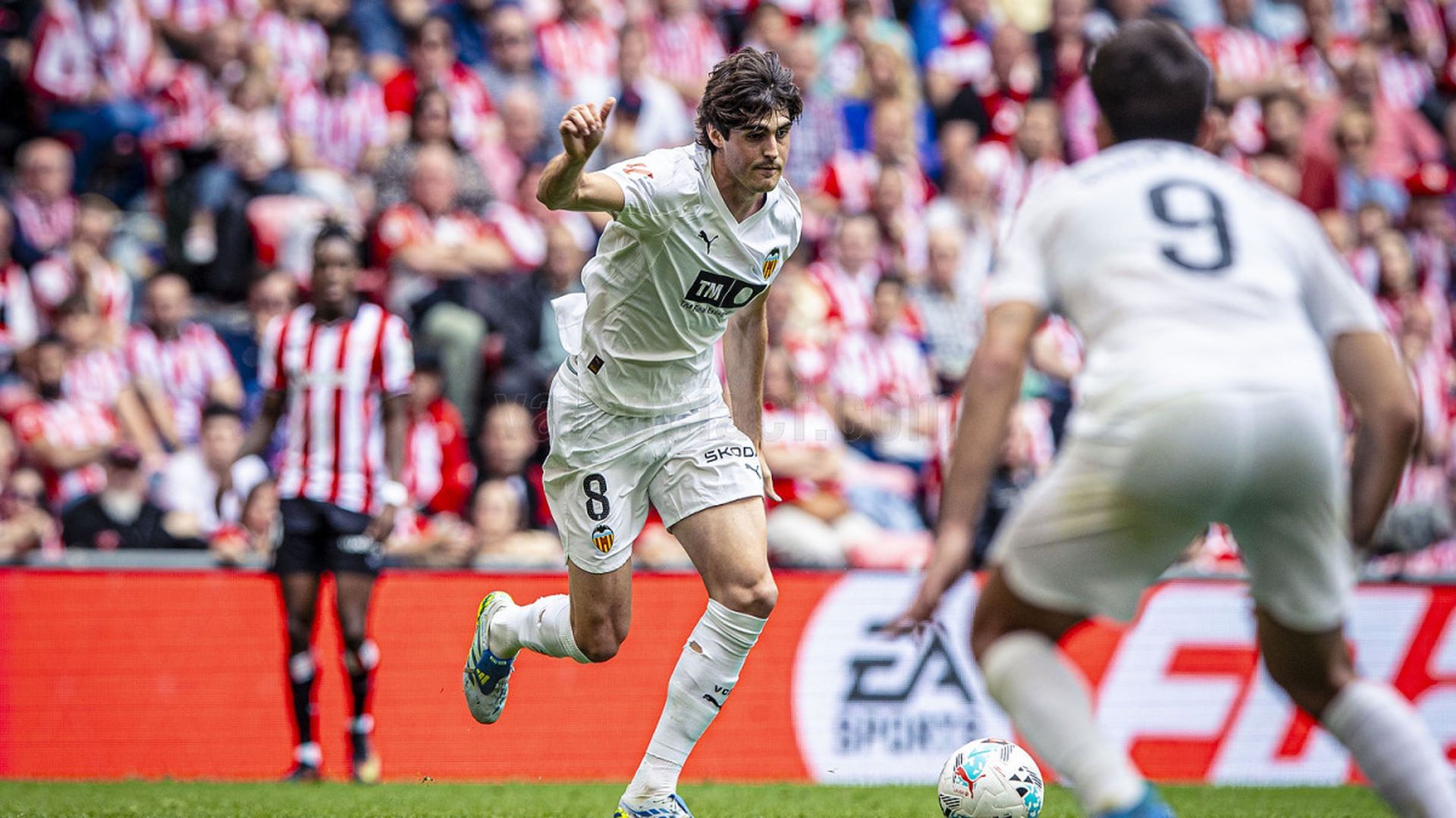 Javi Guerra, todo de blanco