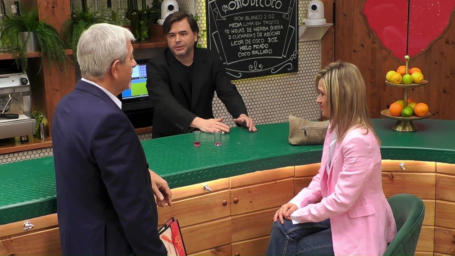Javi se pone en el papel de barman para recibir a su cita y Carlos Sobera acaba despidiéndolo Javi se pone en el papel de barman para recibir a su cita y Carlos Sobera acaba despidiéndolo