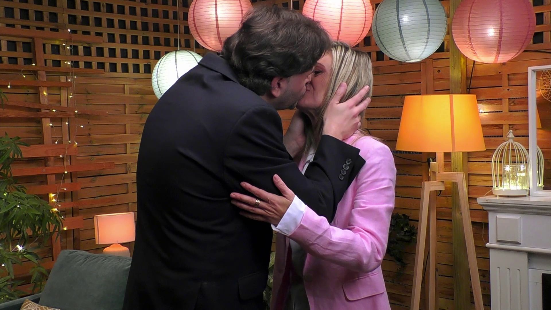 Javier y Ana Isabel se dan un espectacular beso de película a cámara lenta