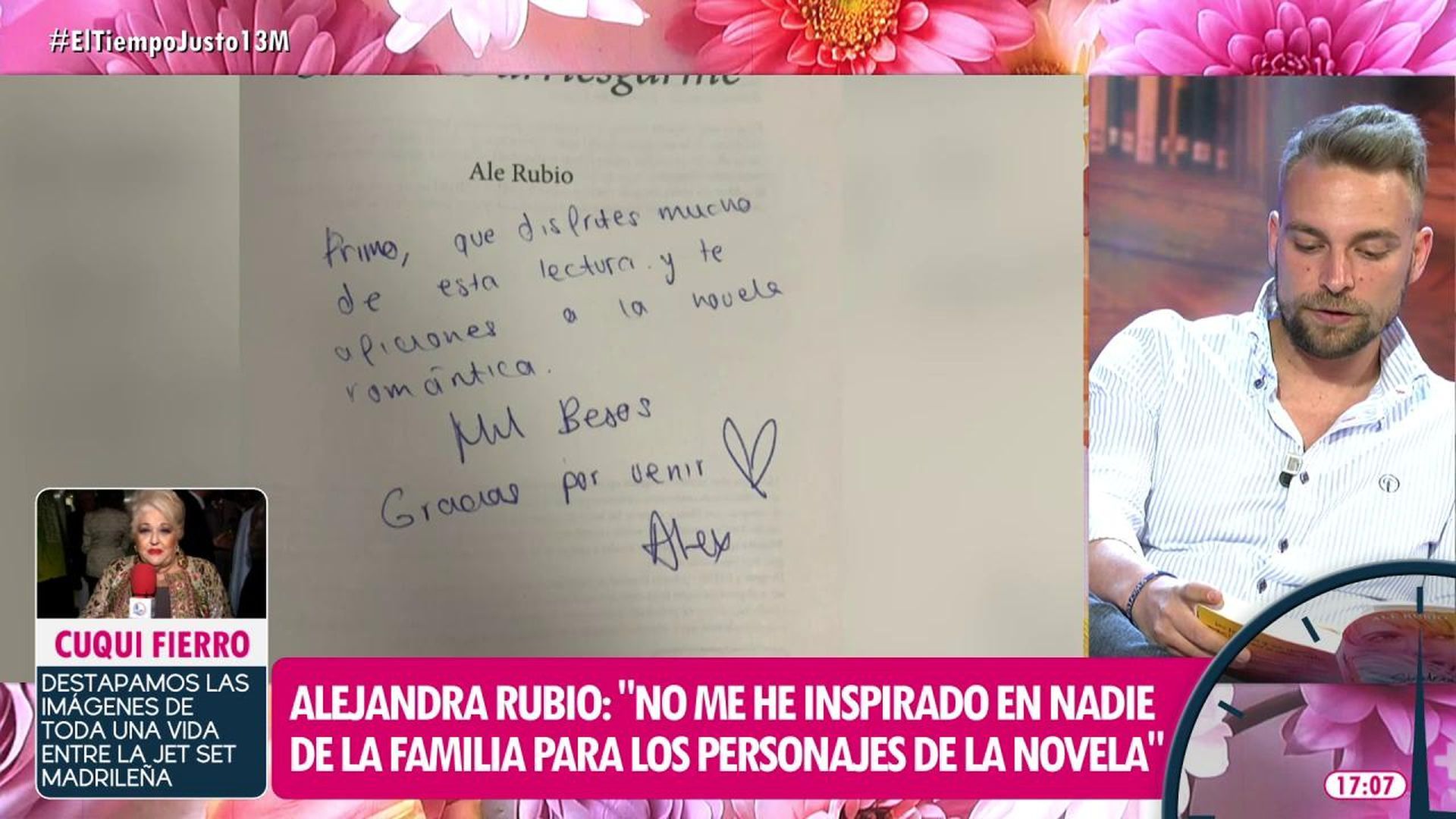 José María Almoguera enseña la dedicatoria de su prima