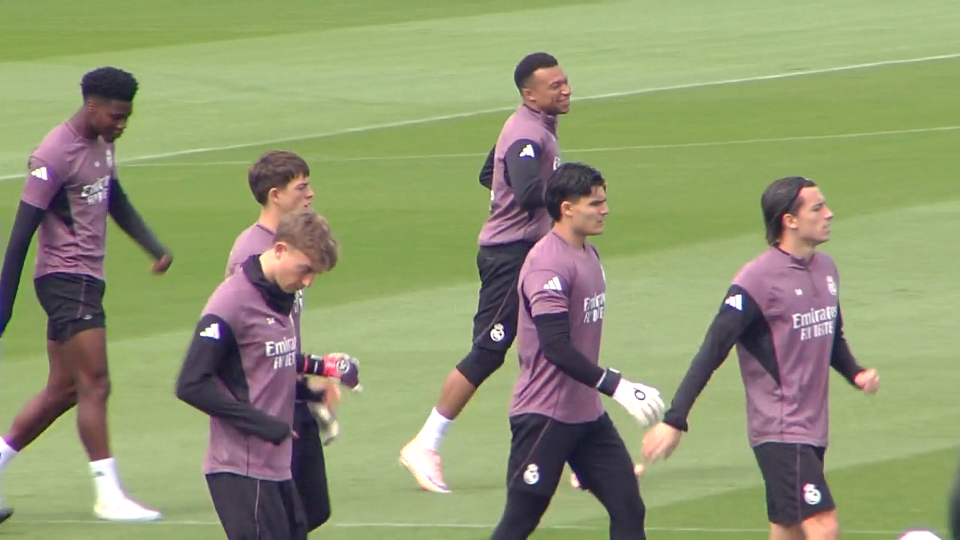 Kylian Mbappé durante el entrenamiento del Real Madrid antes del partido frente al Real Oviedo