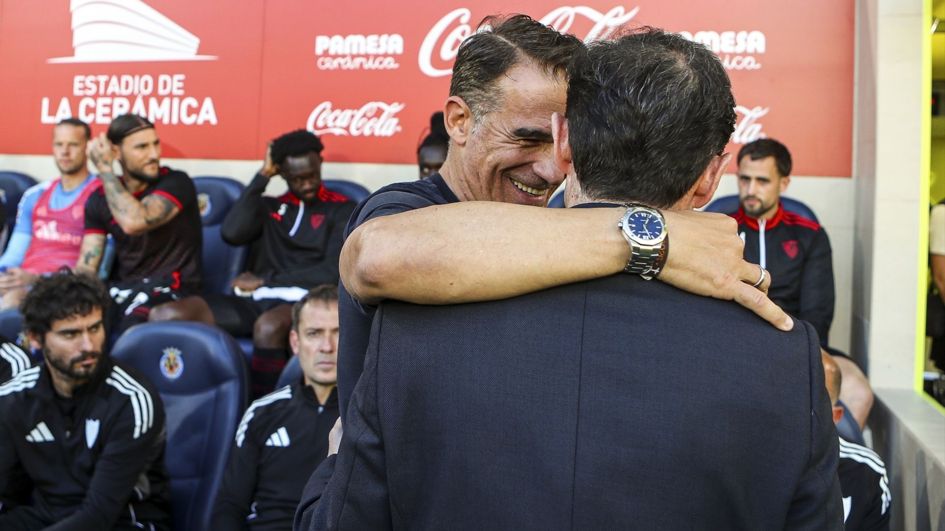 Luis García Plaza saluda a Marcelino antes del Villarreal - Sevilla