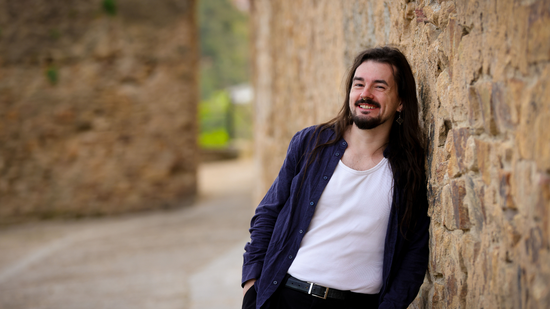 Mikel Herrán, autor de 'Sobrevivir en el medievo', posa sonriente