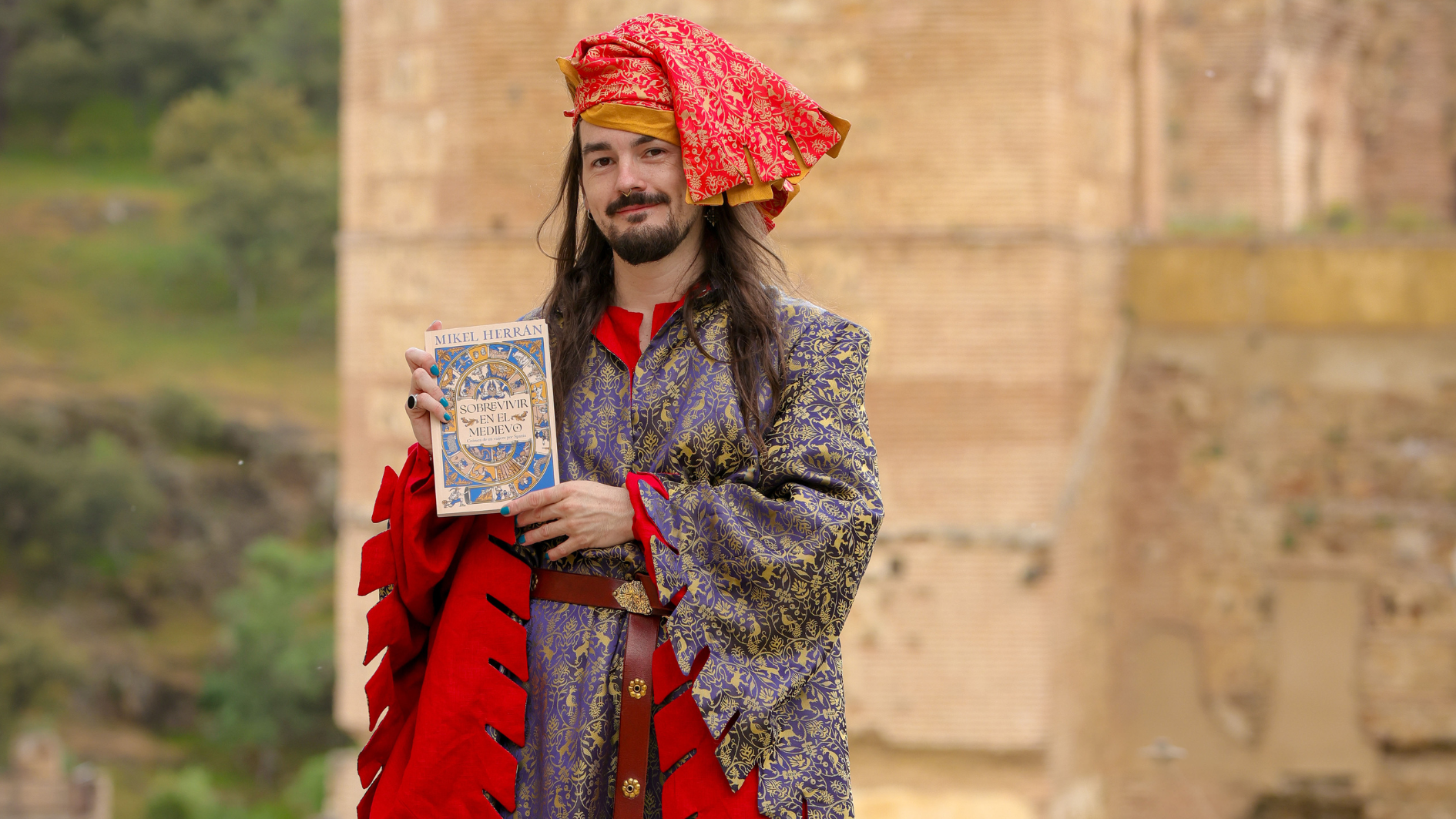 Mikel Herrán posa con su libro