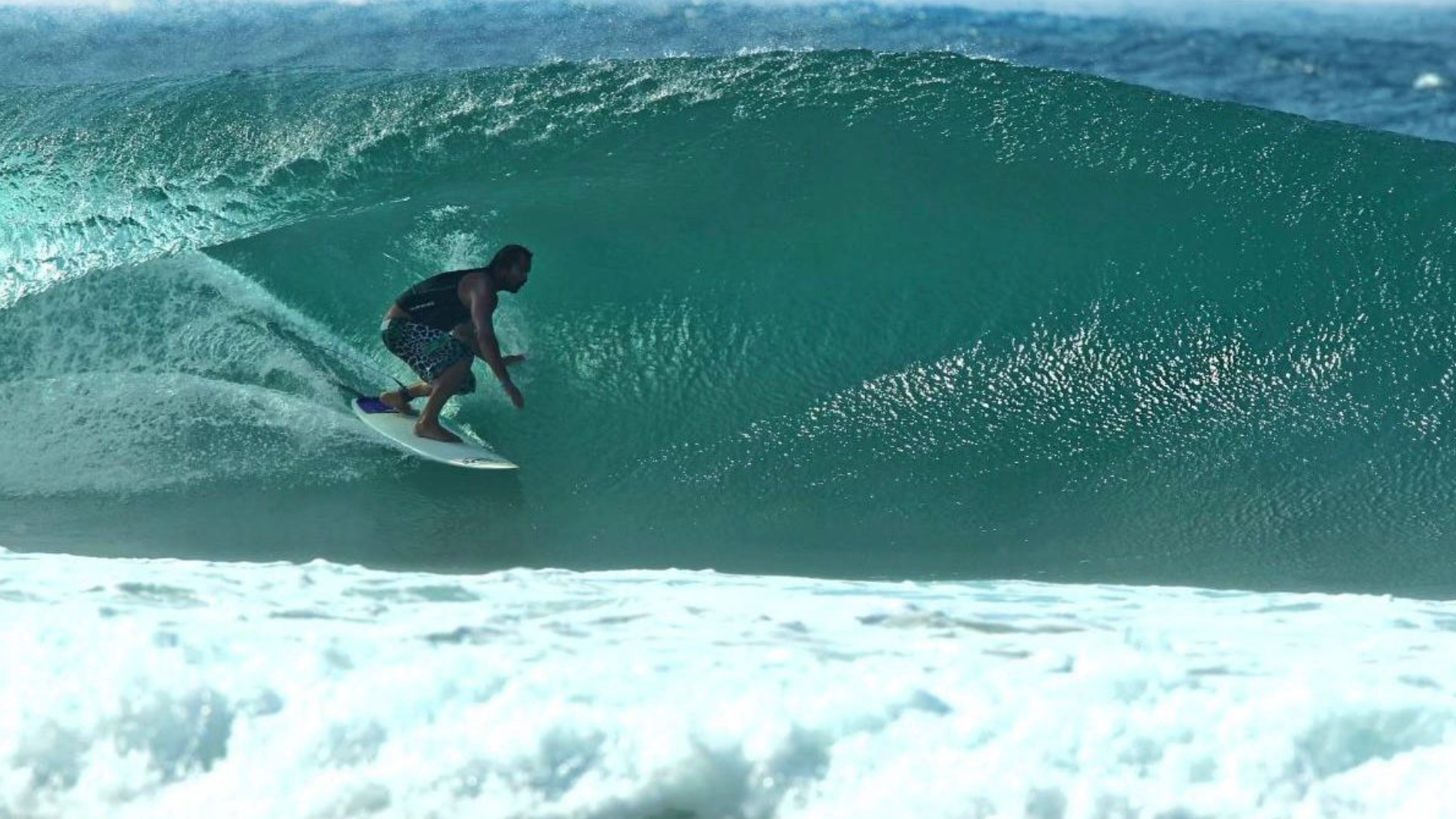 Natanael Rodríguez, esposo de María, surfeando