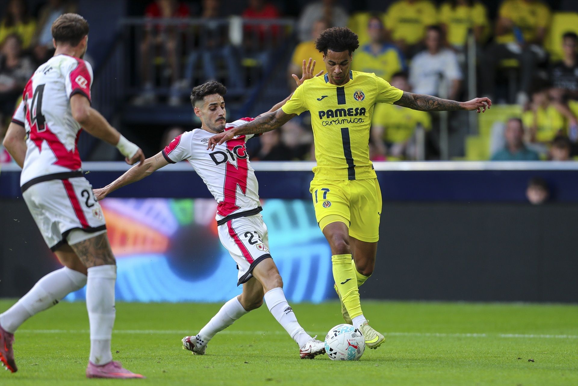 Óscar Valentín y Tajon Buchanan durante el Villarreal - Rayo Vallecano de la primera vuelta