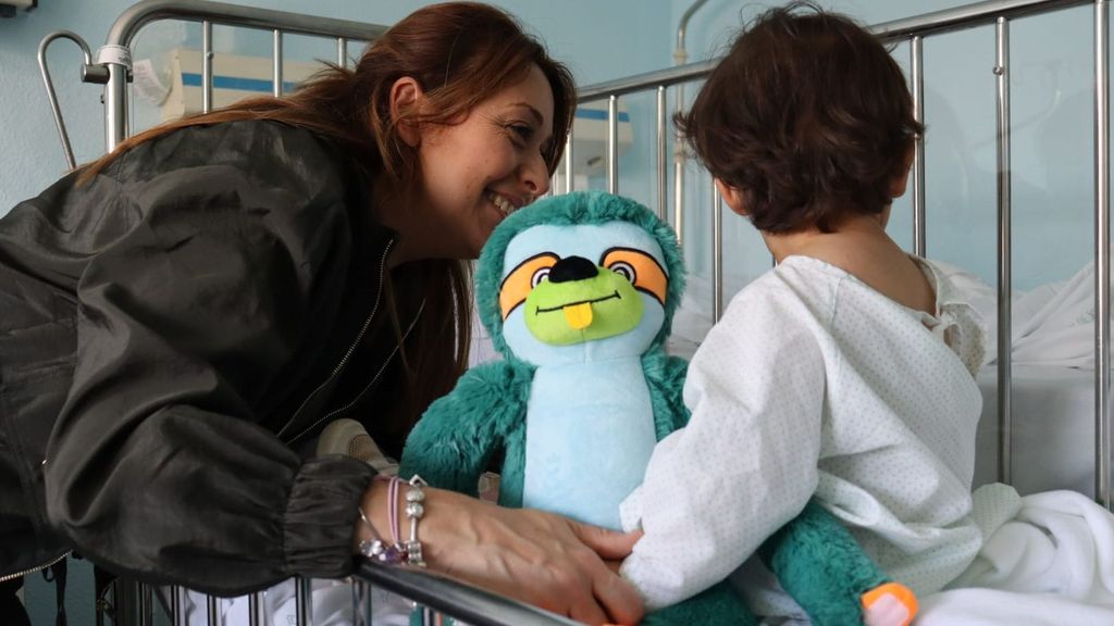 "Quiro", el peluche que acompaña a los más pequeños en el hospital de Granada