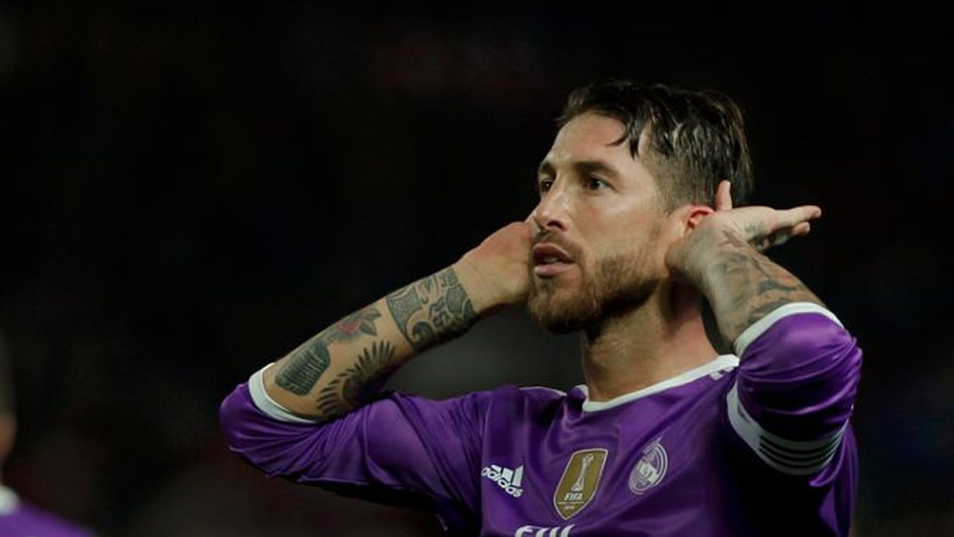 Sergio Ramos se dirige a la grada del Sánchez-Pizjuán tras marcar con el Real Madrid