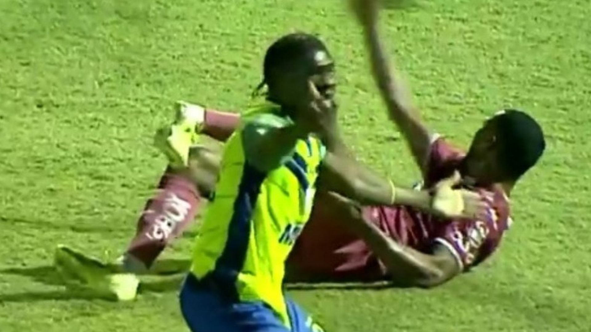 Romario Da Silva sujetando su tobillo en el Olancho FC - Motagua Romario Da Silva sujetando su tobillo en el Olancho FC - Motagua