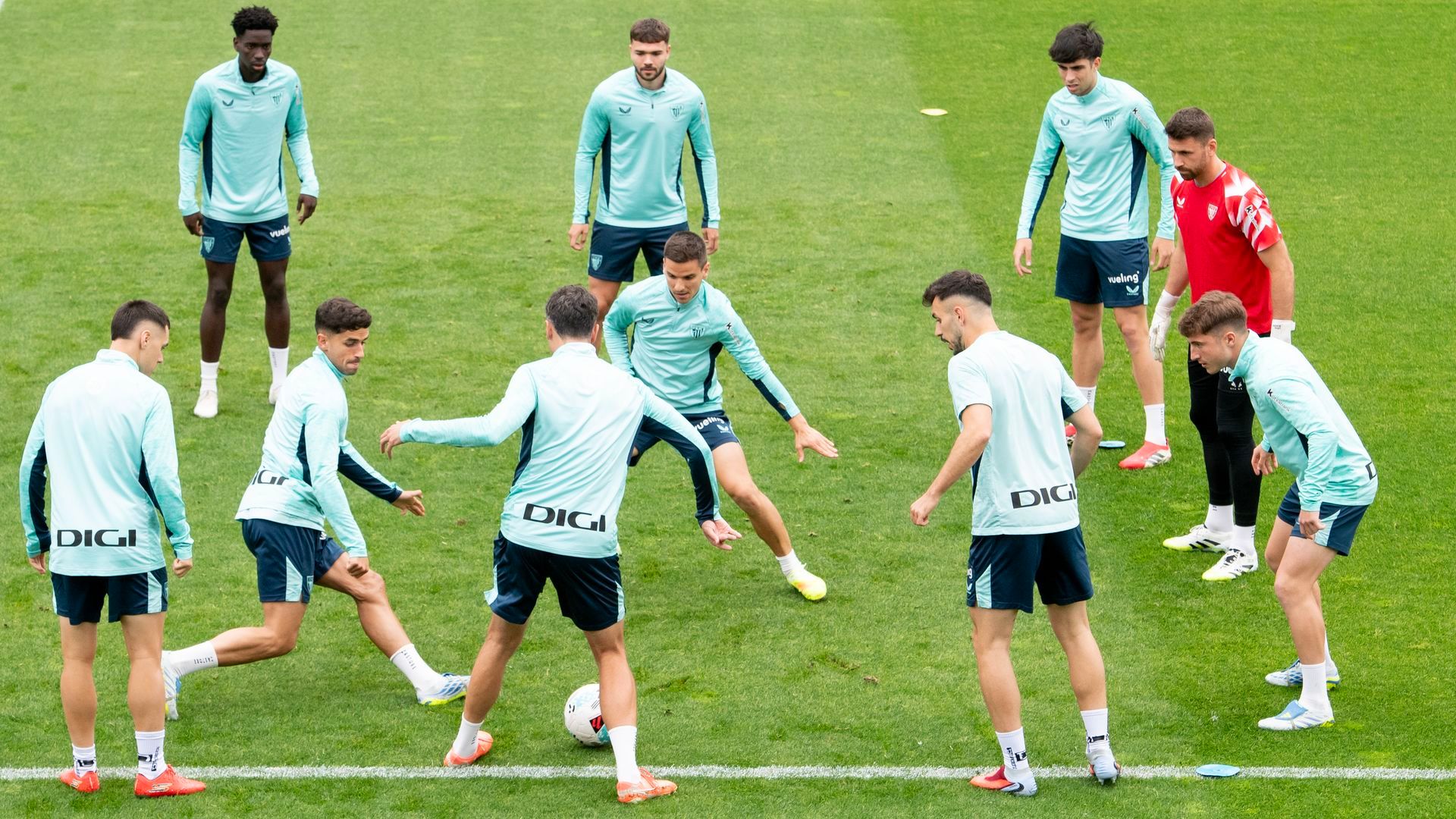 Rondo y actividad en un entrenamiento en Lezama