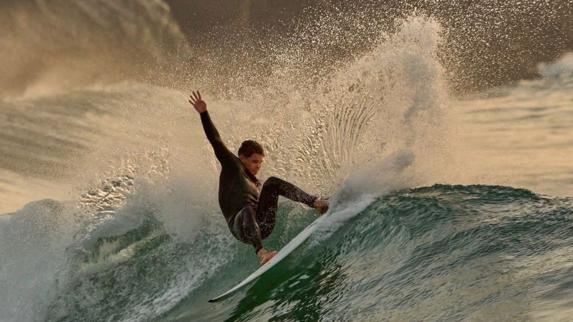Sancho, hijo de María y Natanael, surfeando
