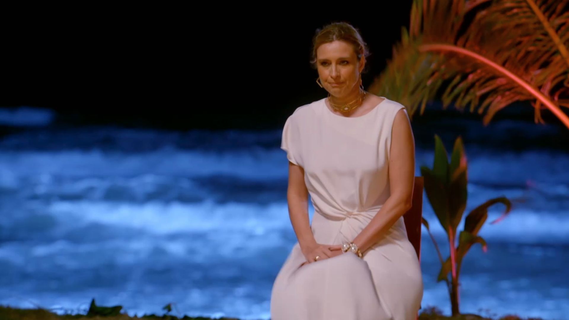 Sandra Barneda se entera por las chicas de la decisión de Julia en la hoguera: “Es la primera vez que ocurre esto”