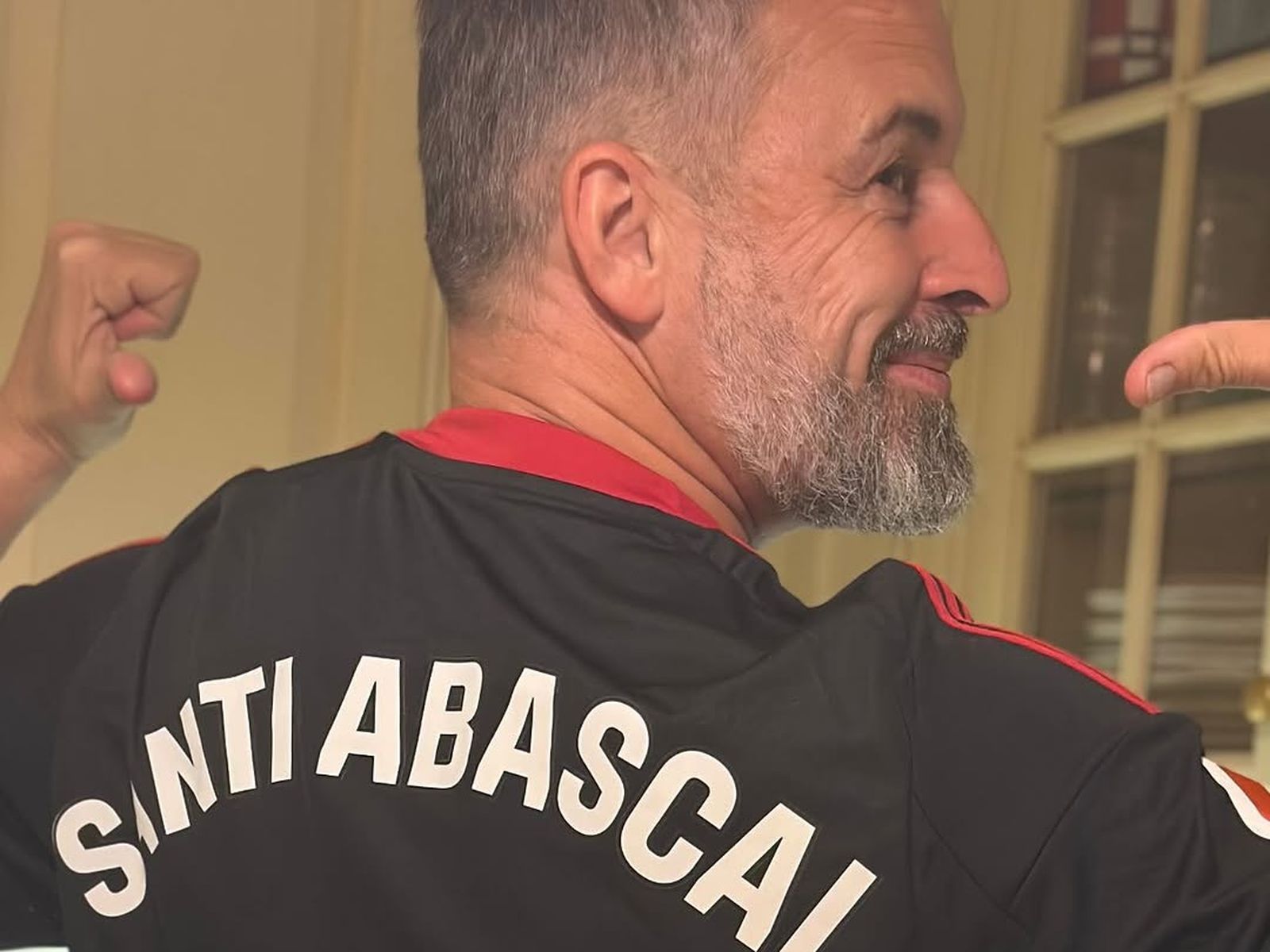 Santiago Abascal, con la camiseta del Sevilla