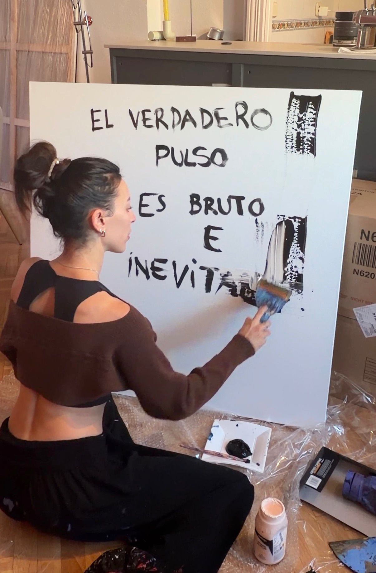 "Todas mis obras empiezan con una frase en el lienzo pintada que después taparé con la mancha, el color", explica Olmos