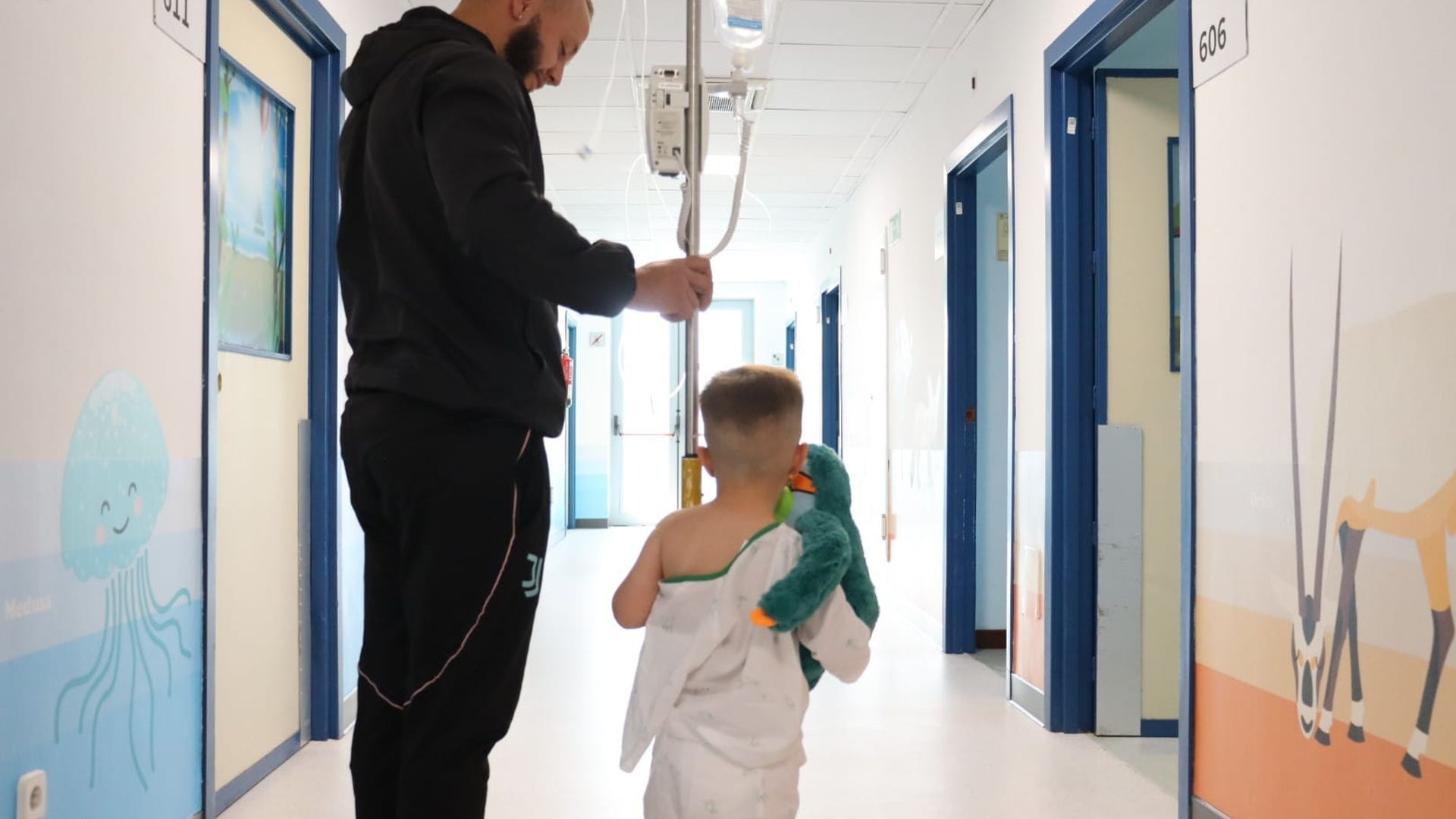 Un niño acompañado por "Quiro"