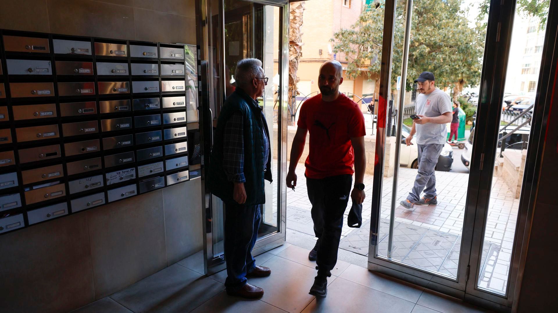 Vista del portal donde han ocurrido los hechos en el barrio de Miraflores de los Ángeles, en Málaga capital