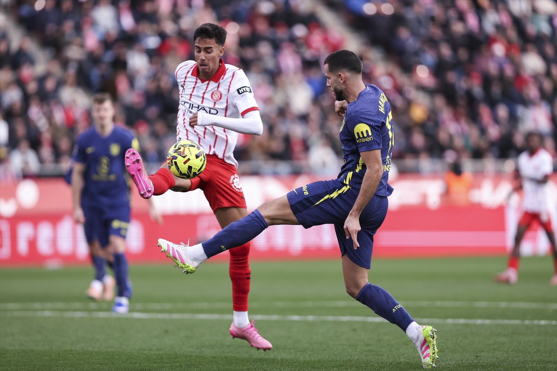 Vitor Reis y David Hancko en el partido de la primera vuelta entre Girona y Atlético de Madrid