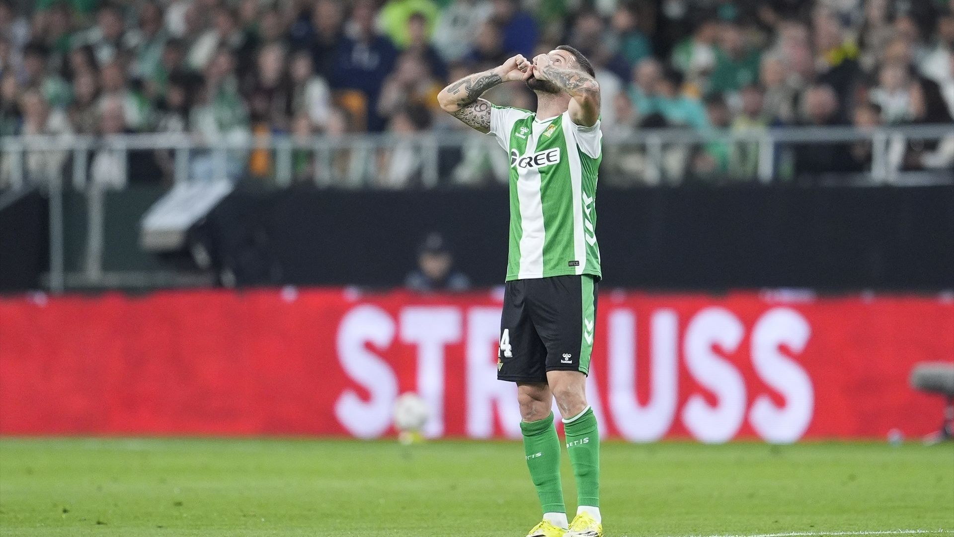 Aitor Ruibal celebra su gol al Panathinaikos