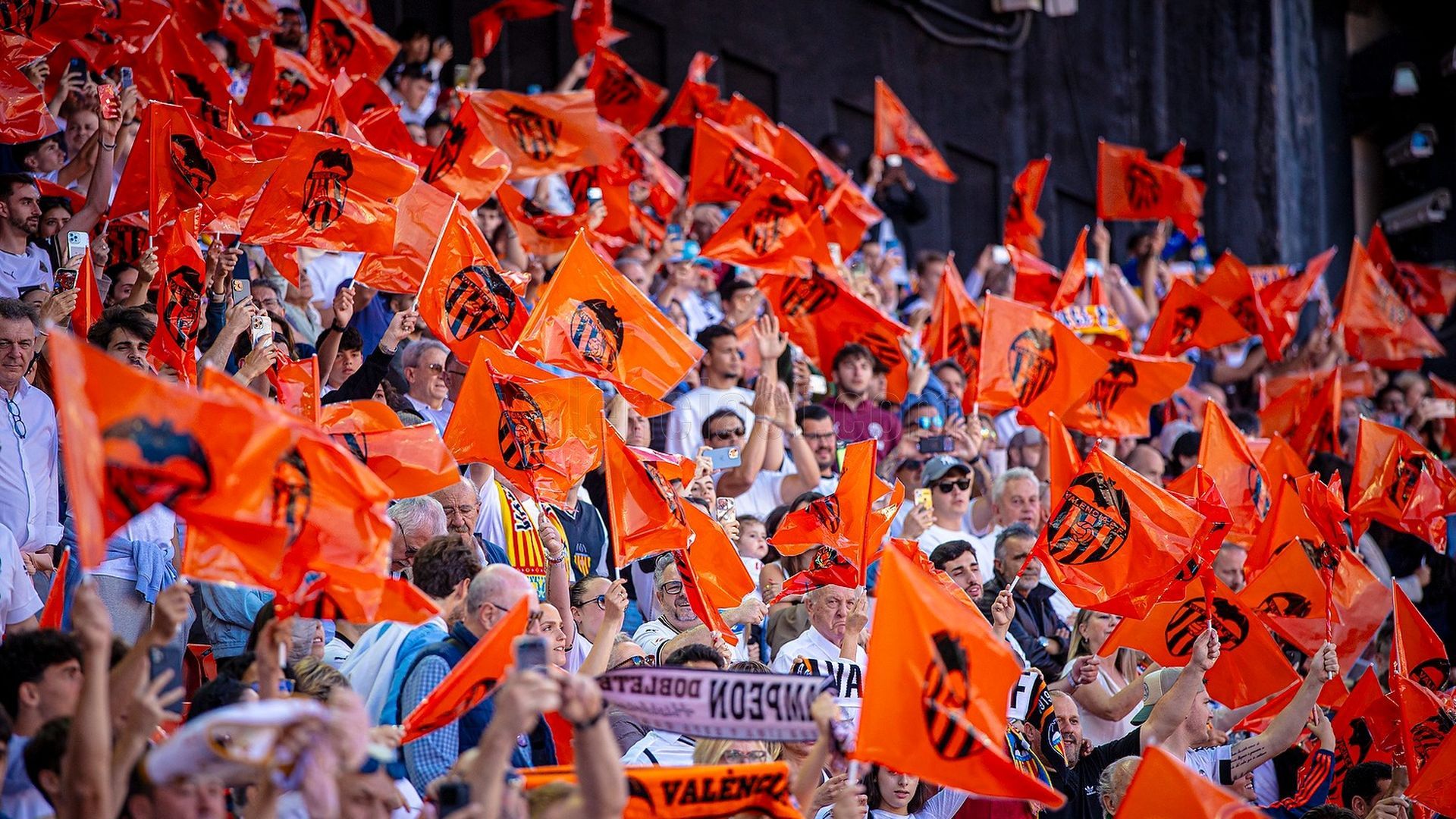 Banderines naranjas en Mestalla