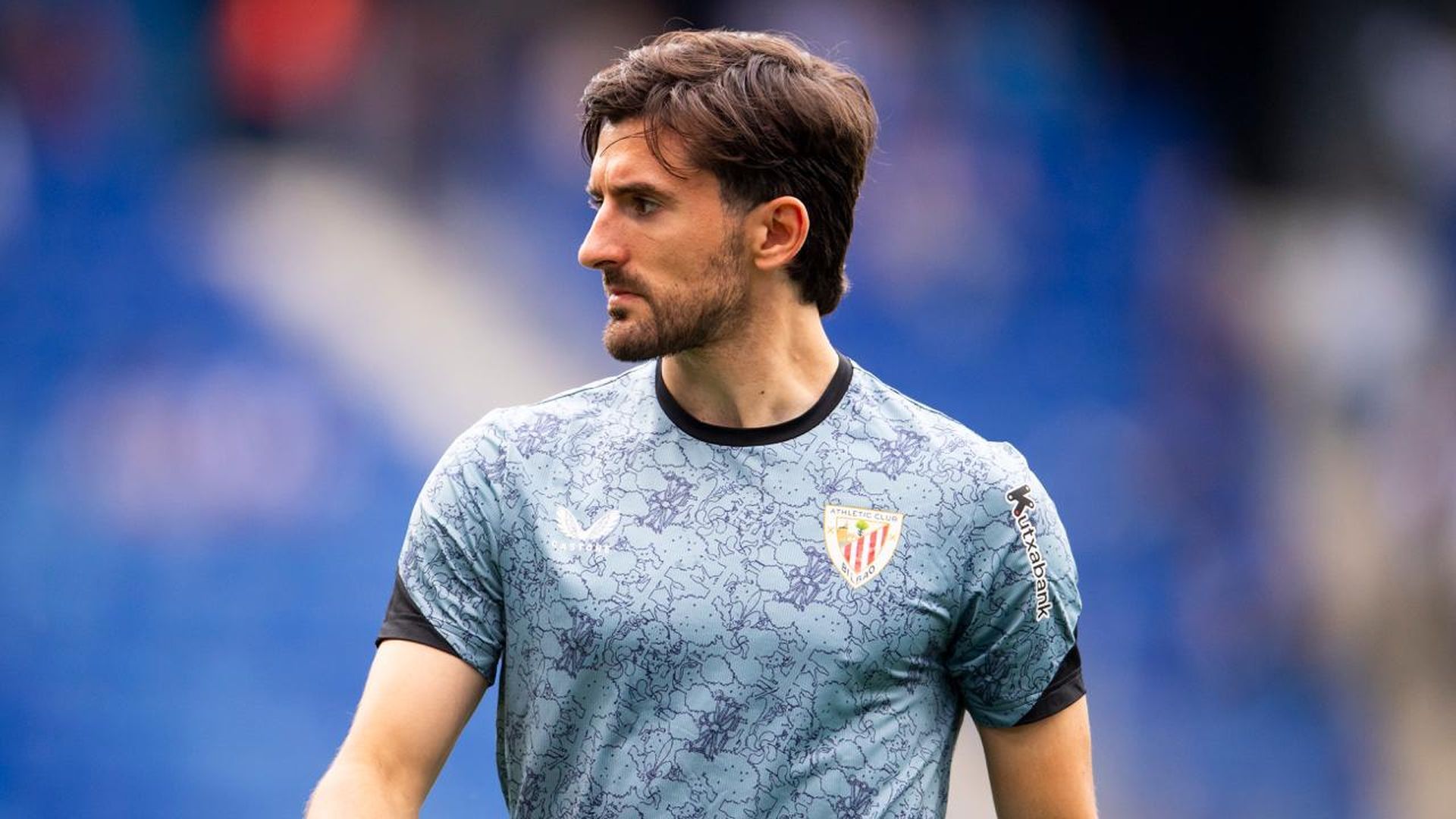El central Dani Vivian calienta para jugar en Cornellá