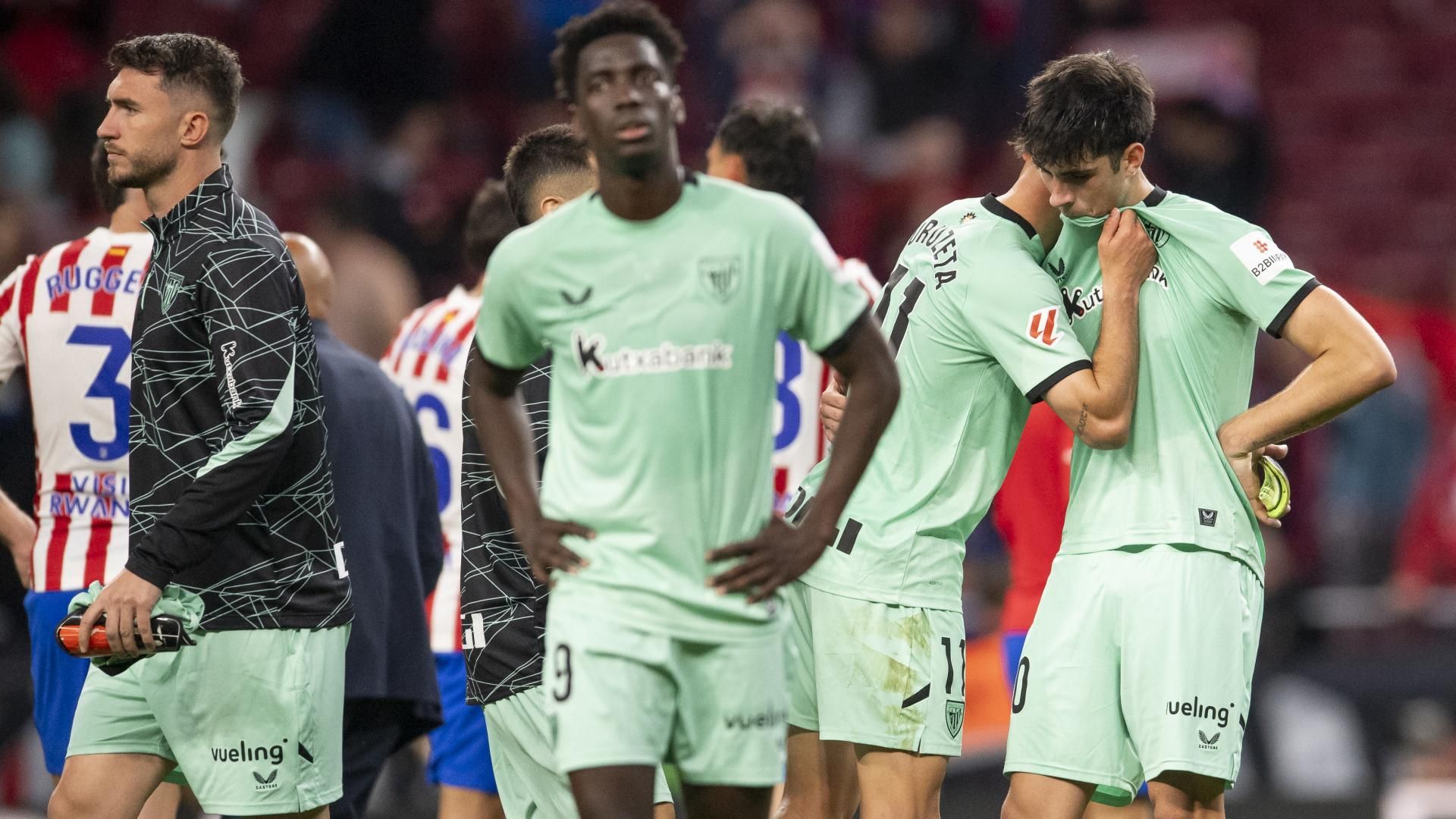 El disgusto tras la derrota ante el Atlético en el Metropolitano