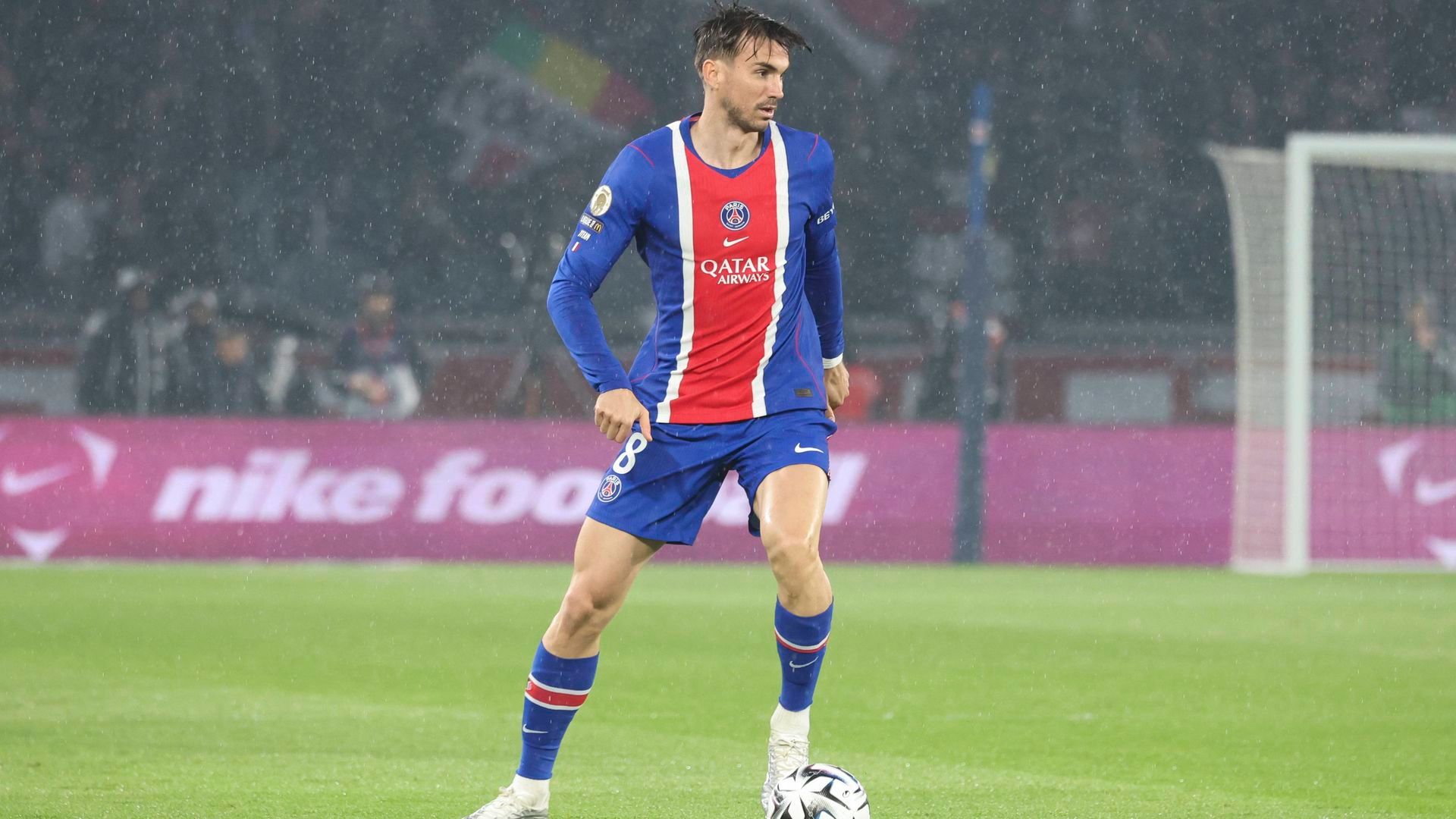 Fabián Ruiz conduce el balón en un partido del PSG