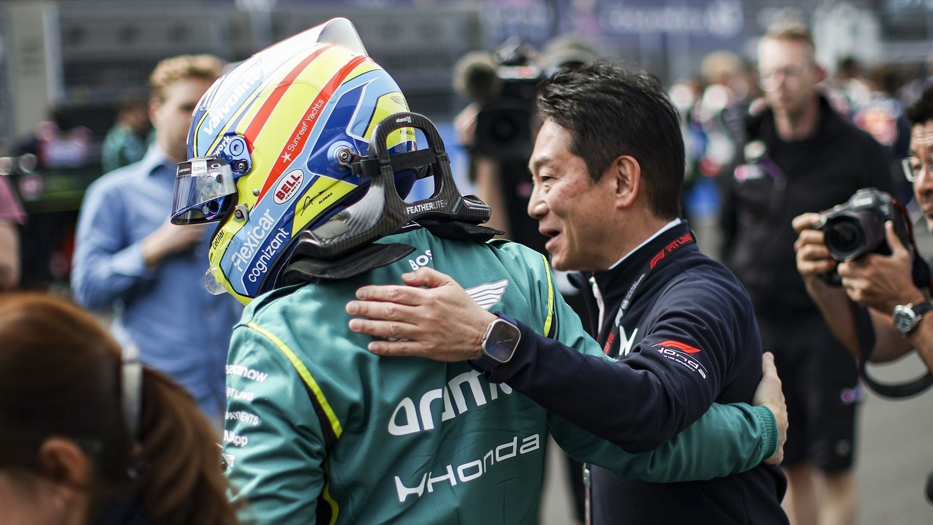 Fernando Alonso y Koji Watanabe en la parrilla del Gran Premio de Japón de esta temporada
