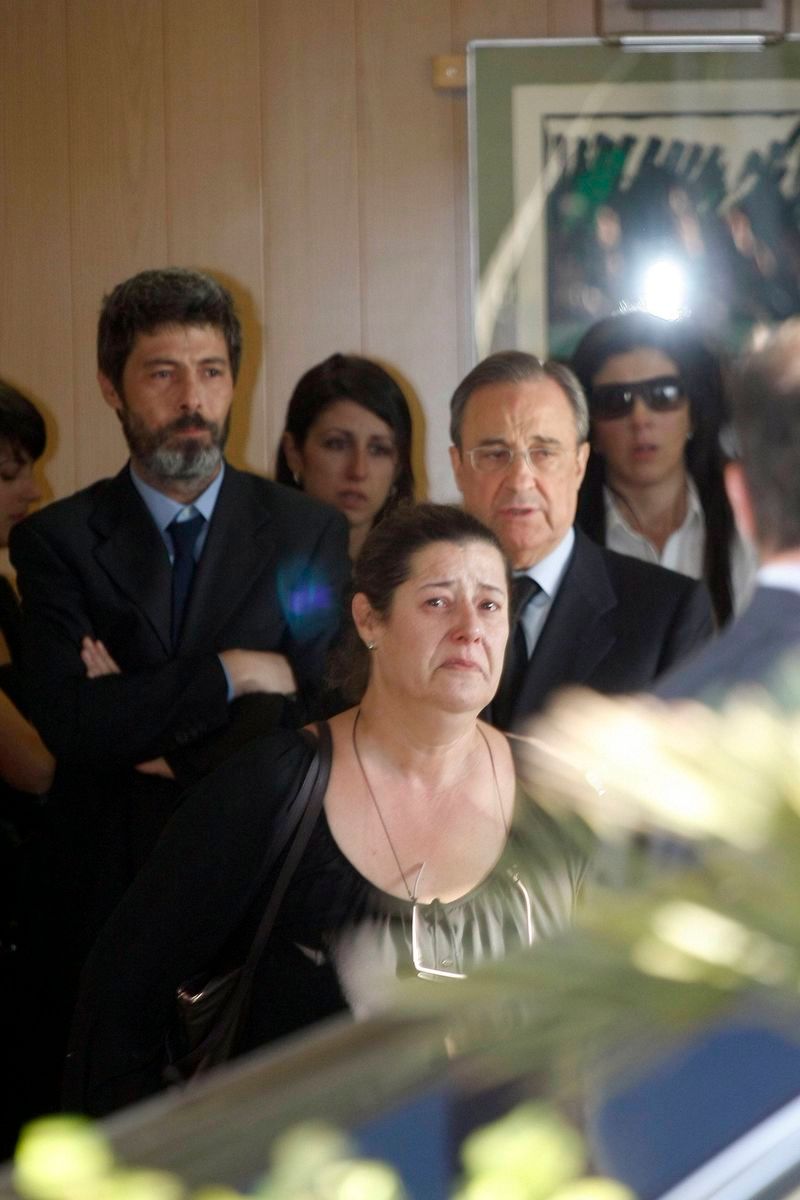 La imagen de Florentino Pérez, junto a sus hijos y su familia, tras la muerte de su mujer, en el año 2012