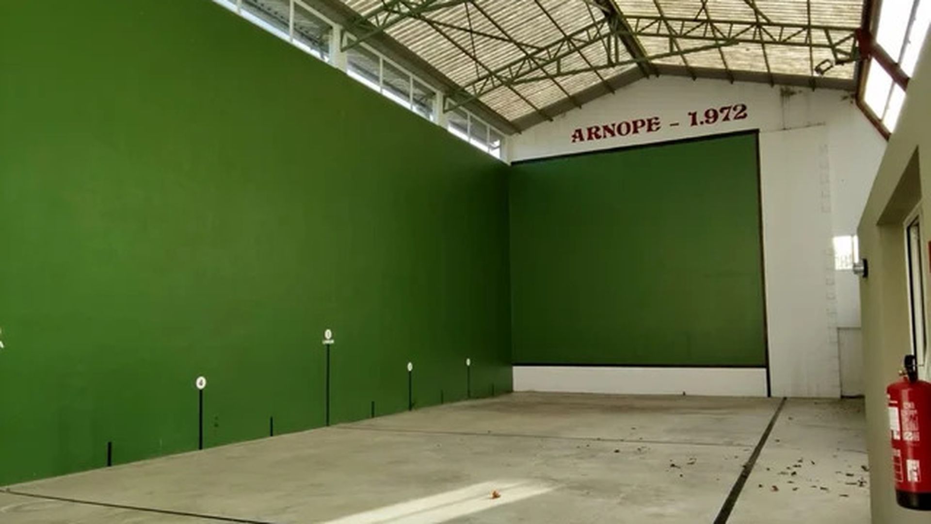 Frontón cubierto adherido al txoko y que fue inaugurado en 1972 Frontón cubierto adherido al txoko y que fue inaugurado en 1972