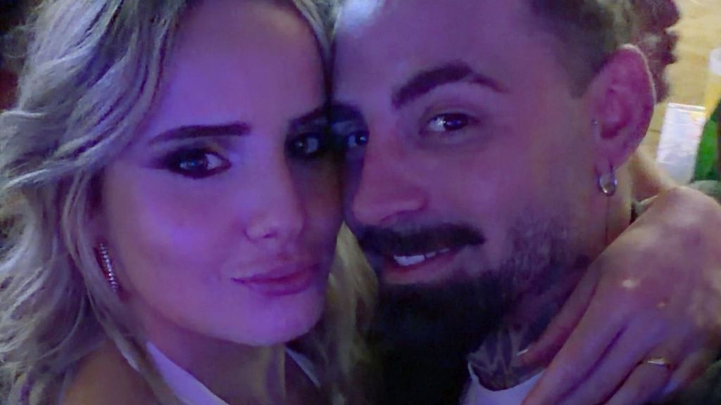 Manuel González reacciona al beso de Isaac Torres y su hermana Gloria