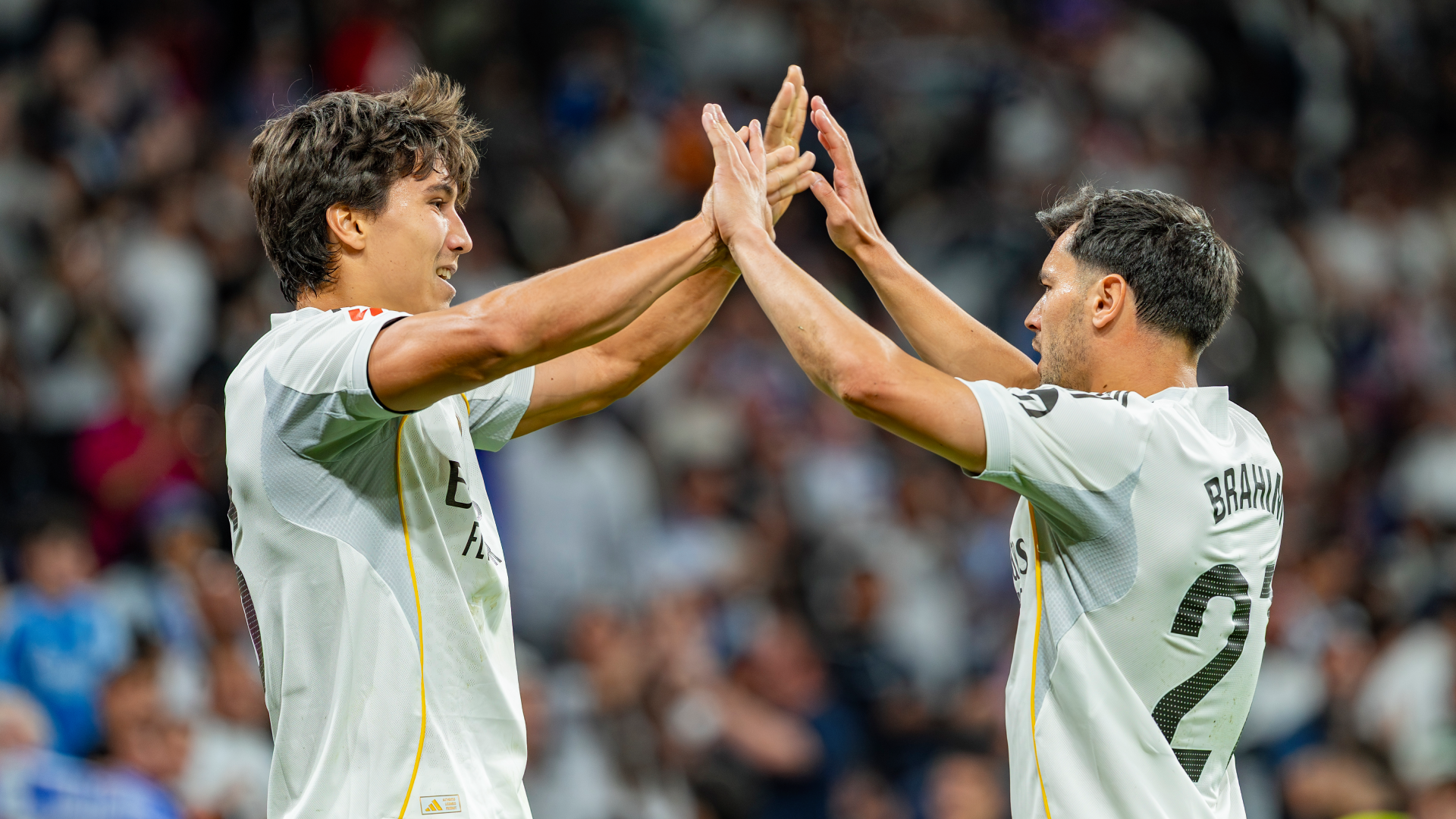 Gonzalo y Brahim Díaz celebran el 1-0 del Real Madrid ante el Oviedo