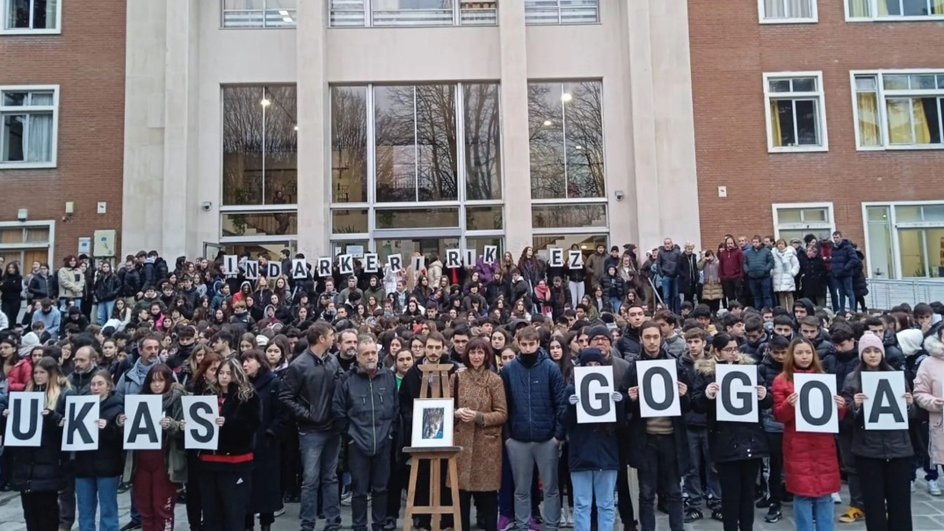 Homenaje a Lukas en su instituto