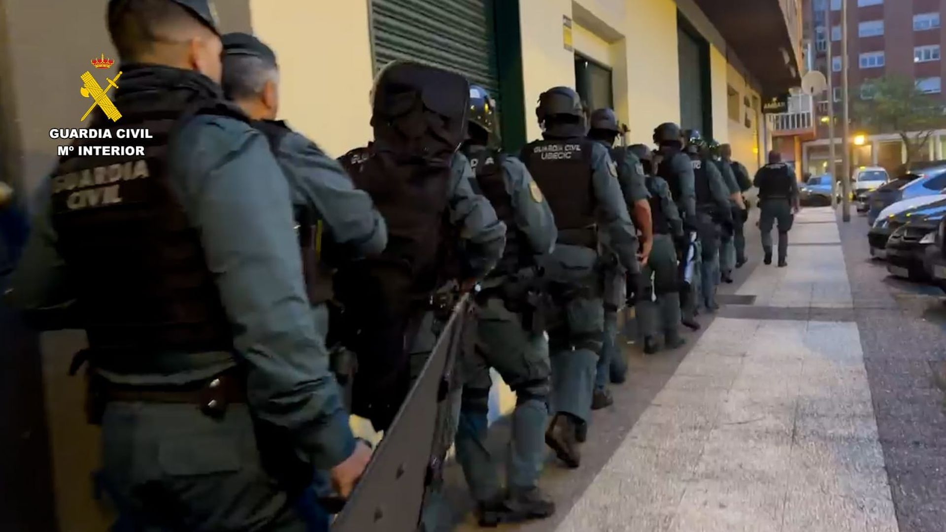 Imponente despliegue de la Guardia Civil durante el registro el pasado 29 de abril en este piso de Lakua, en el marco de la operación 'FakeStake' Imponente despliegue de la Guardia Civil durante el registro el pasado 29 de abril en este piso de Lakua, en el marco de la operación 'FakeStake'