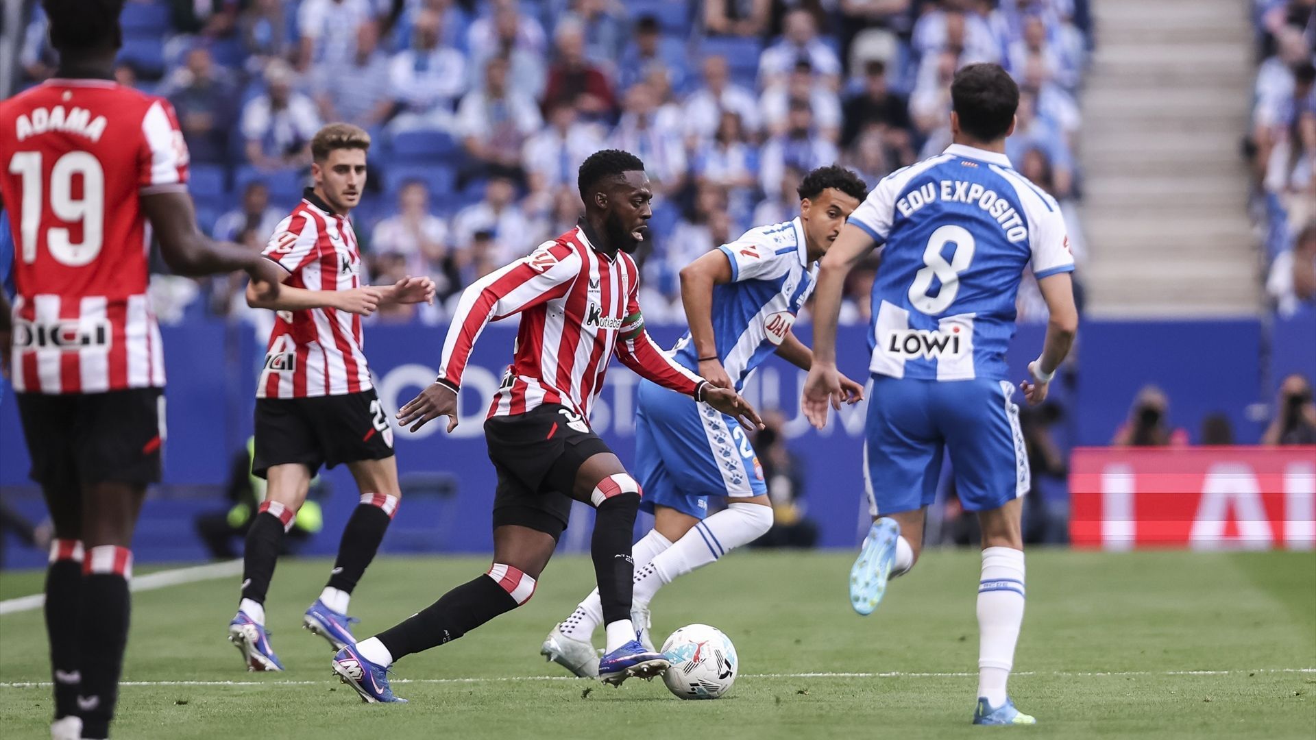 Iñaki Williams progresa ante el Espanyol en Cornellá