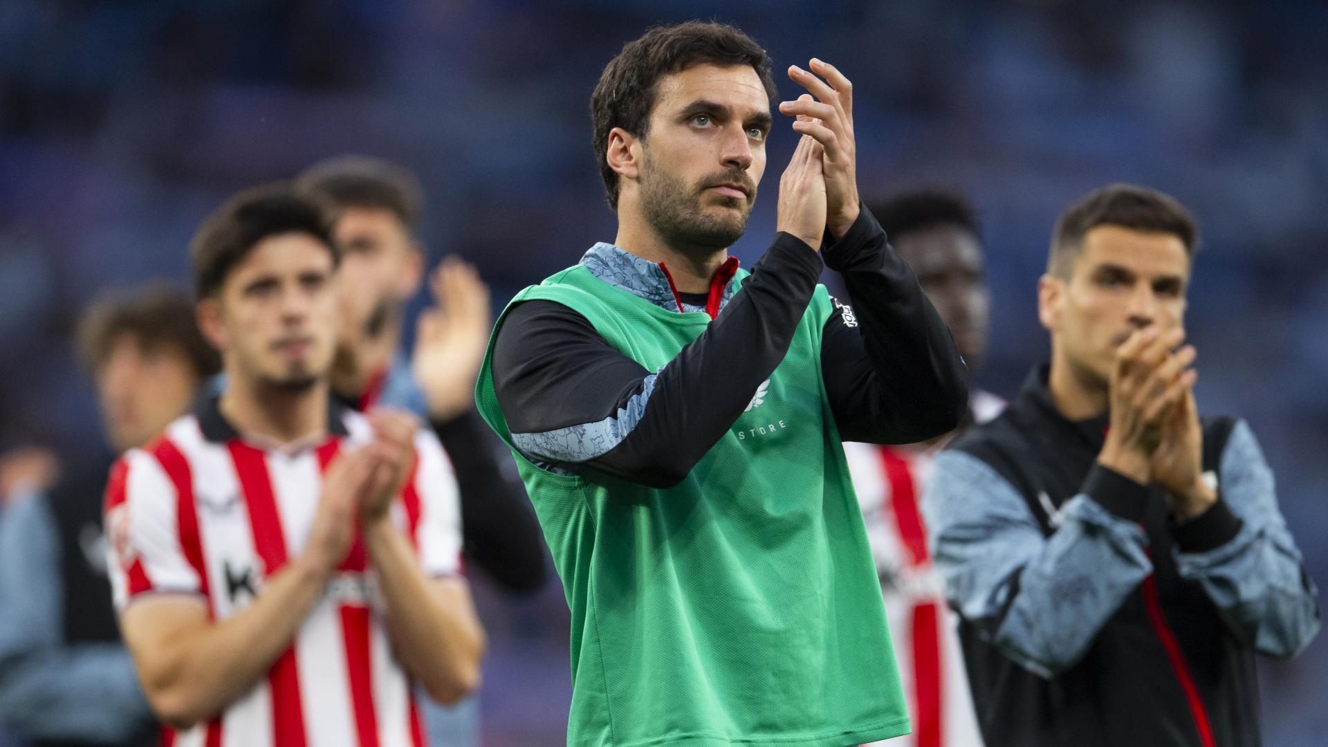 Iñigo Lekue aplaude a aficionados tras la derrota ante el Espanyol en Cornellá Iñigo Lekue aplaude a aficionados tras la derrota ante el Espanyol en Cornellá